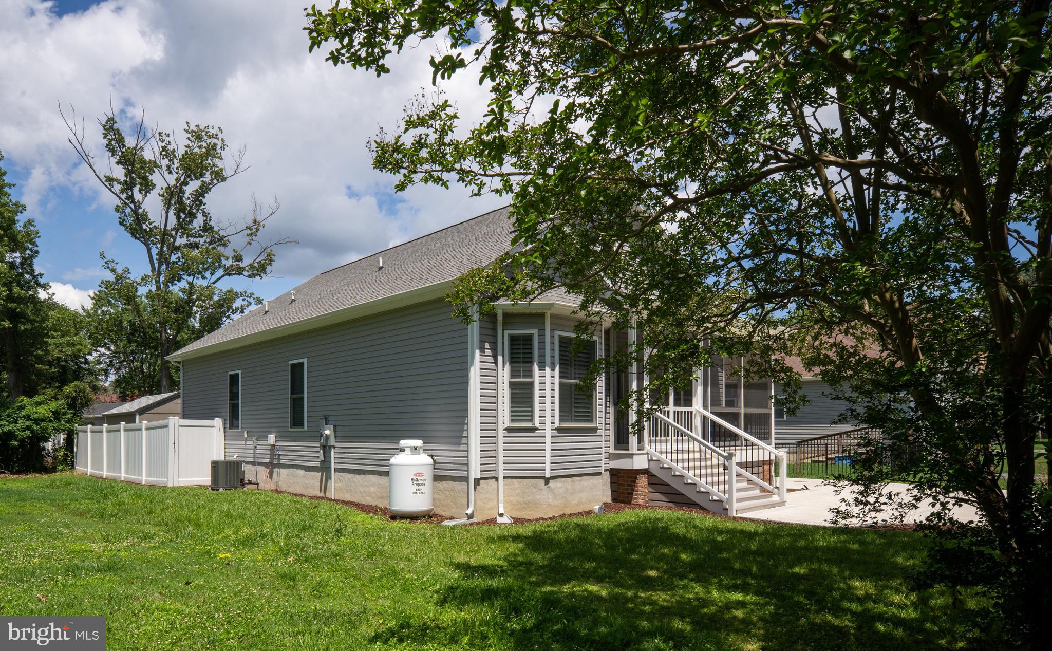 201 Lawrence Ln