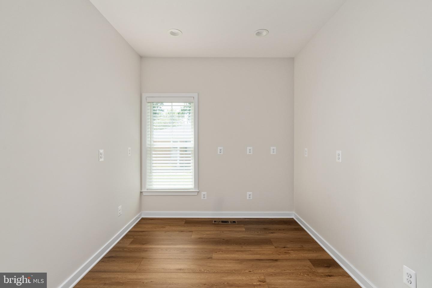 201 Lawrence Ln