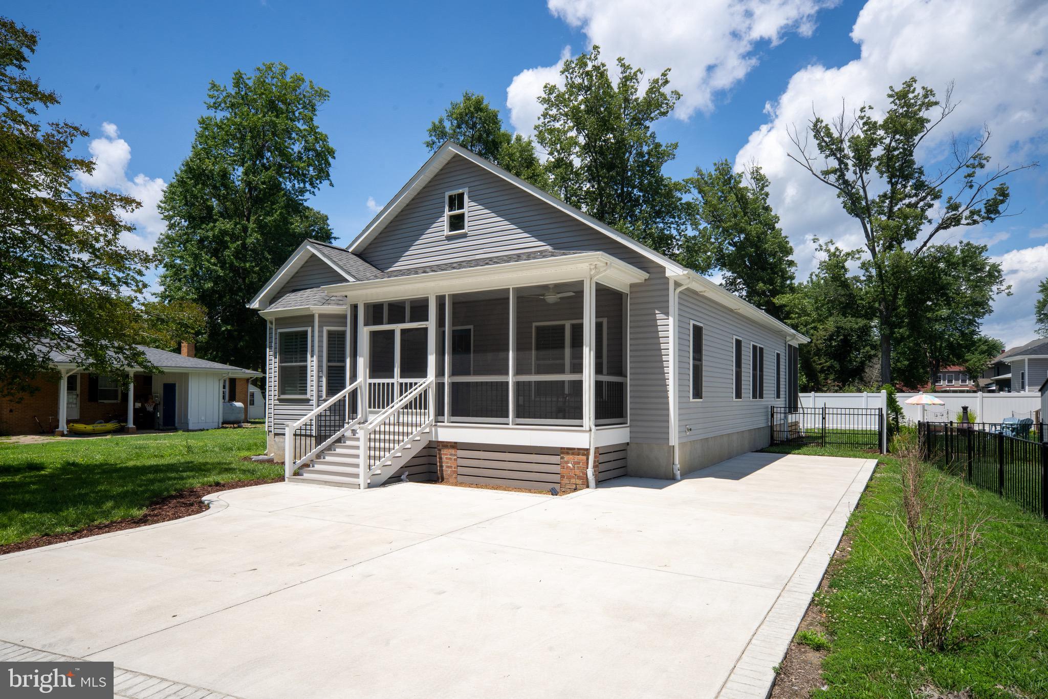 201 Lawrence Ln