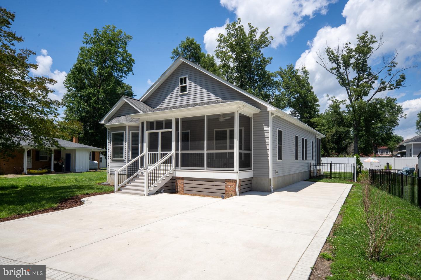 201 Lawrence Ln
