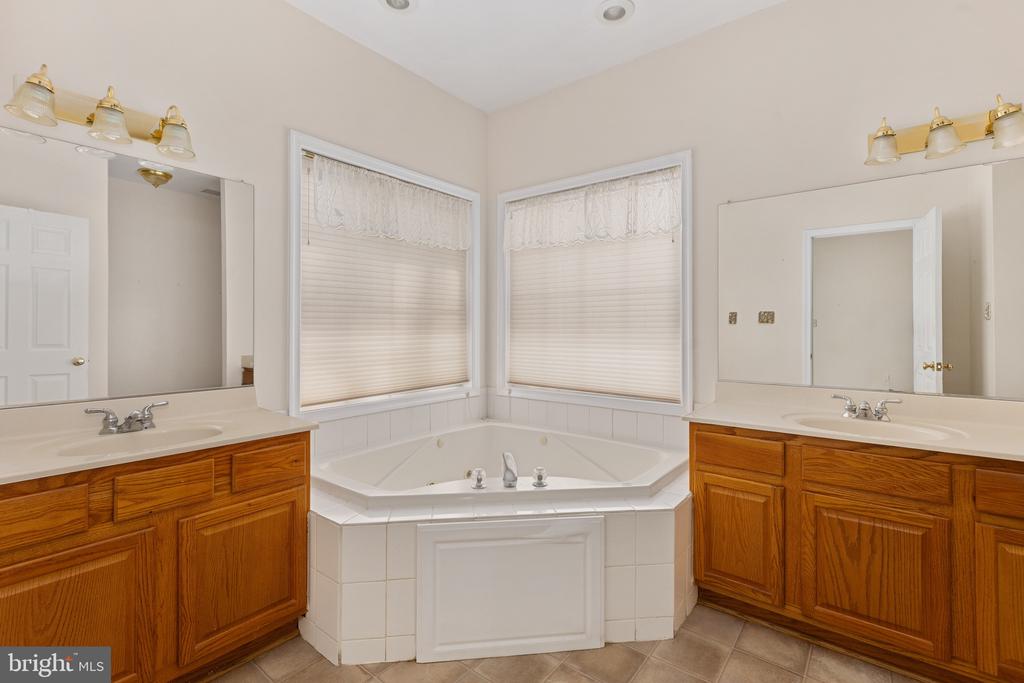 112 STRATFORD CIRCLE