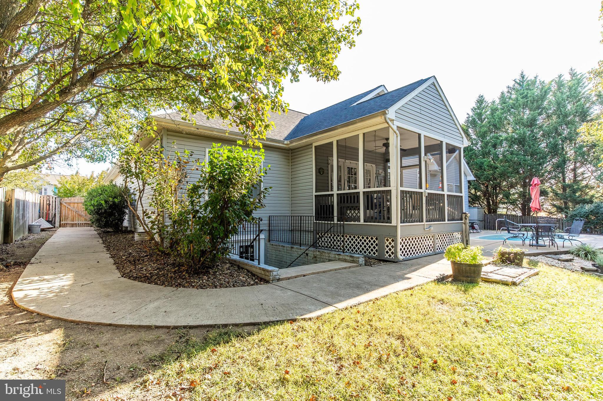 432 LILYS WAY