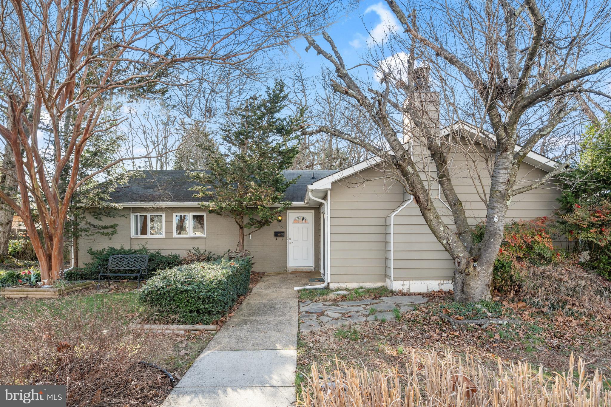 135 Mayfair Dr NE