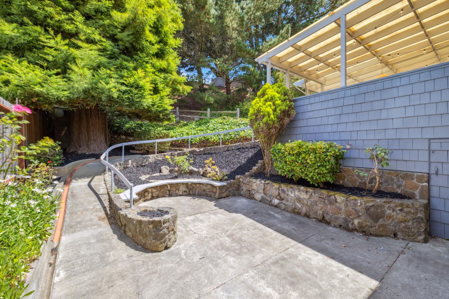 2431 Eucalyptus WAY
