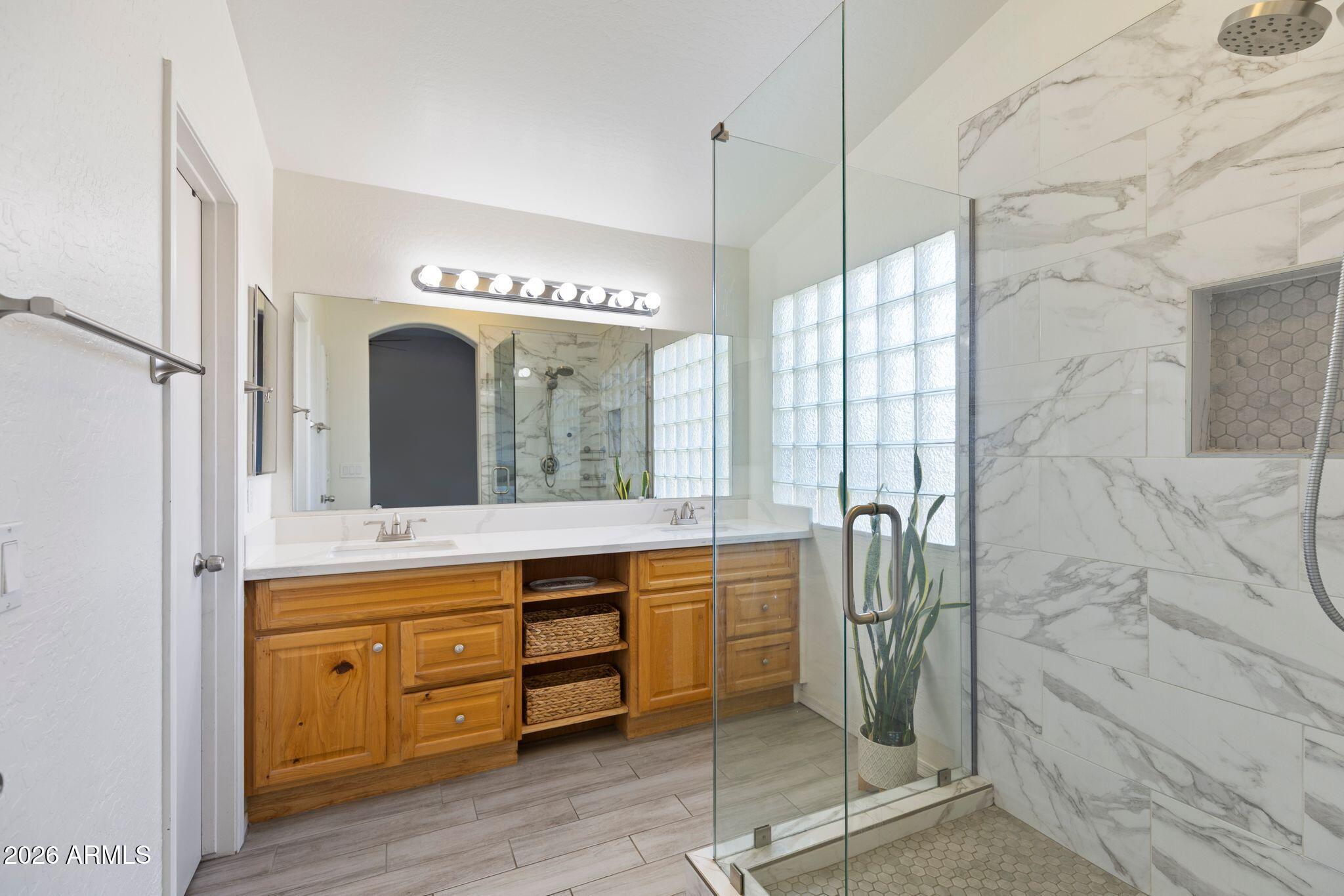 2650 E HARTFORD Avenue