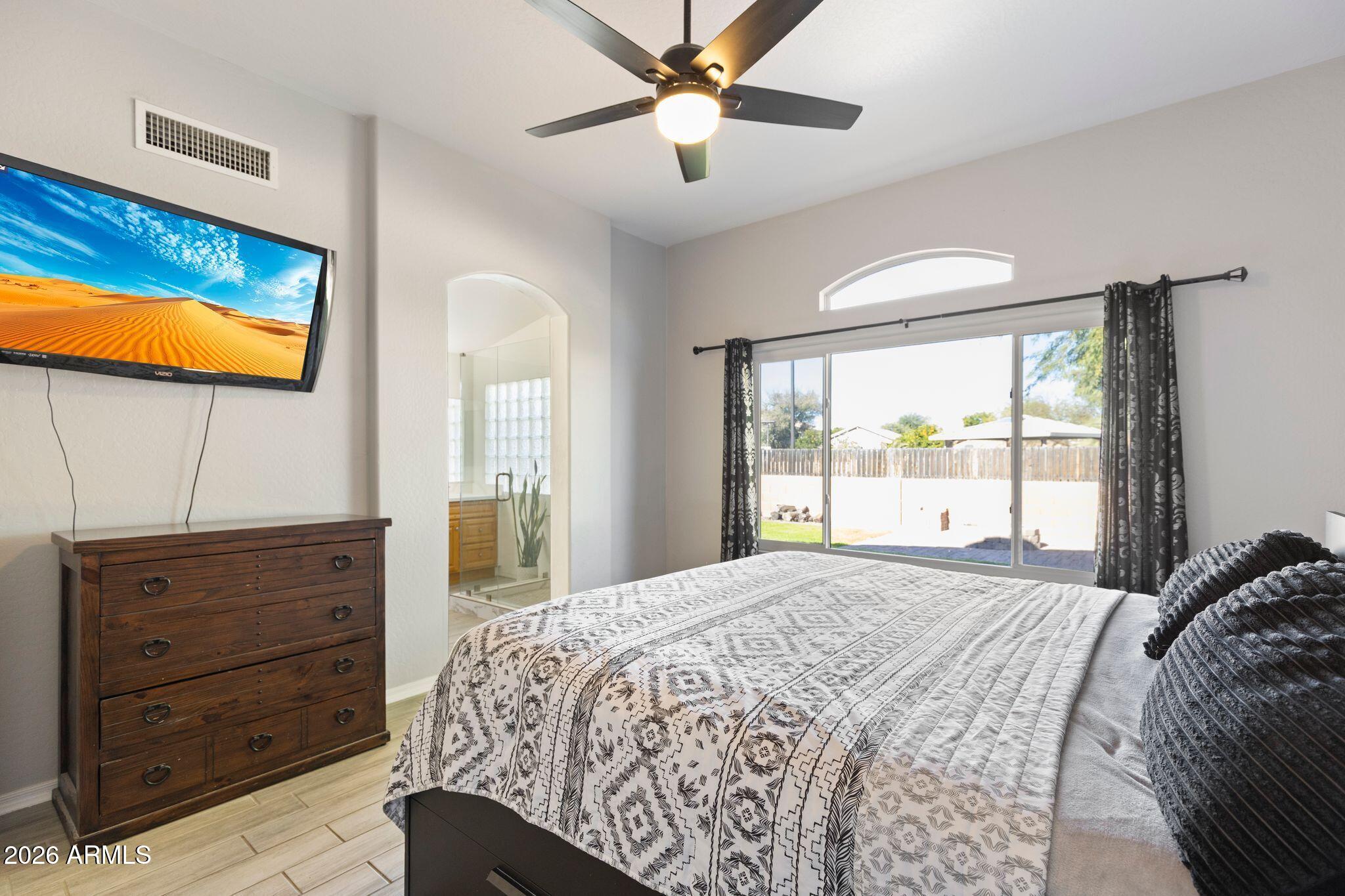 2650 E HARTFORD Avenue