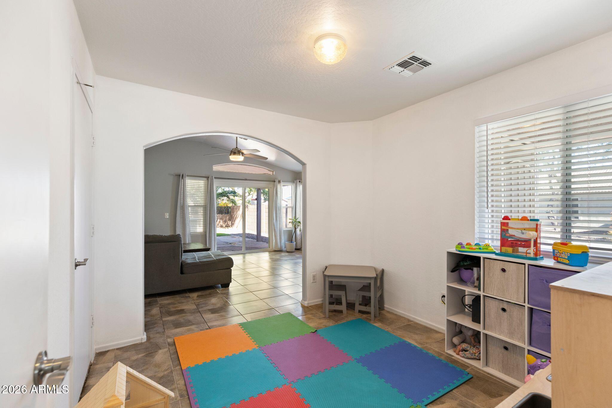 2650 E HARTFORD Avenue