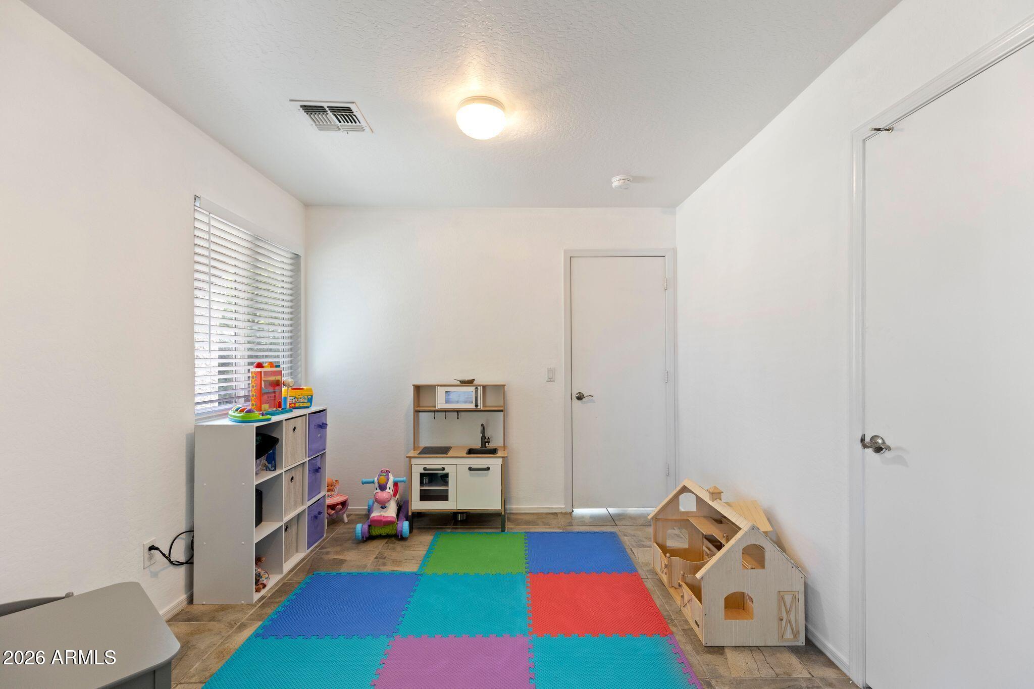 2650 E HARTFORD Avenue