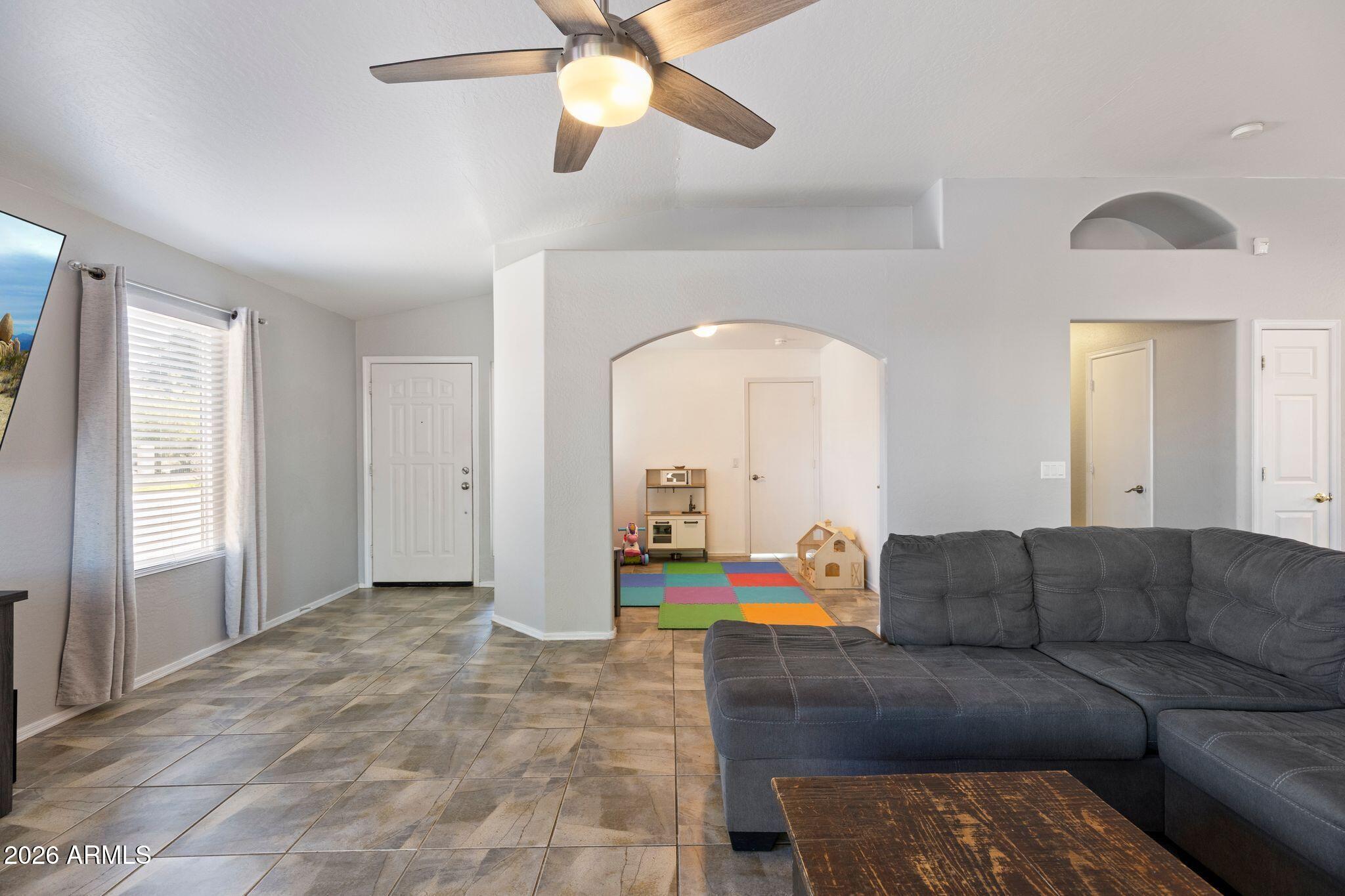 2650 E HARTFORD Avenue