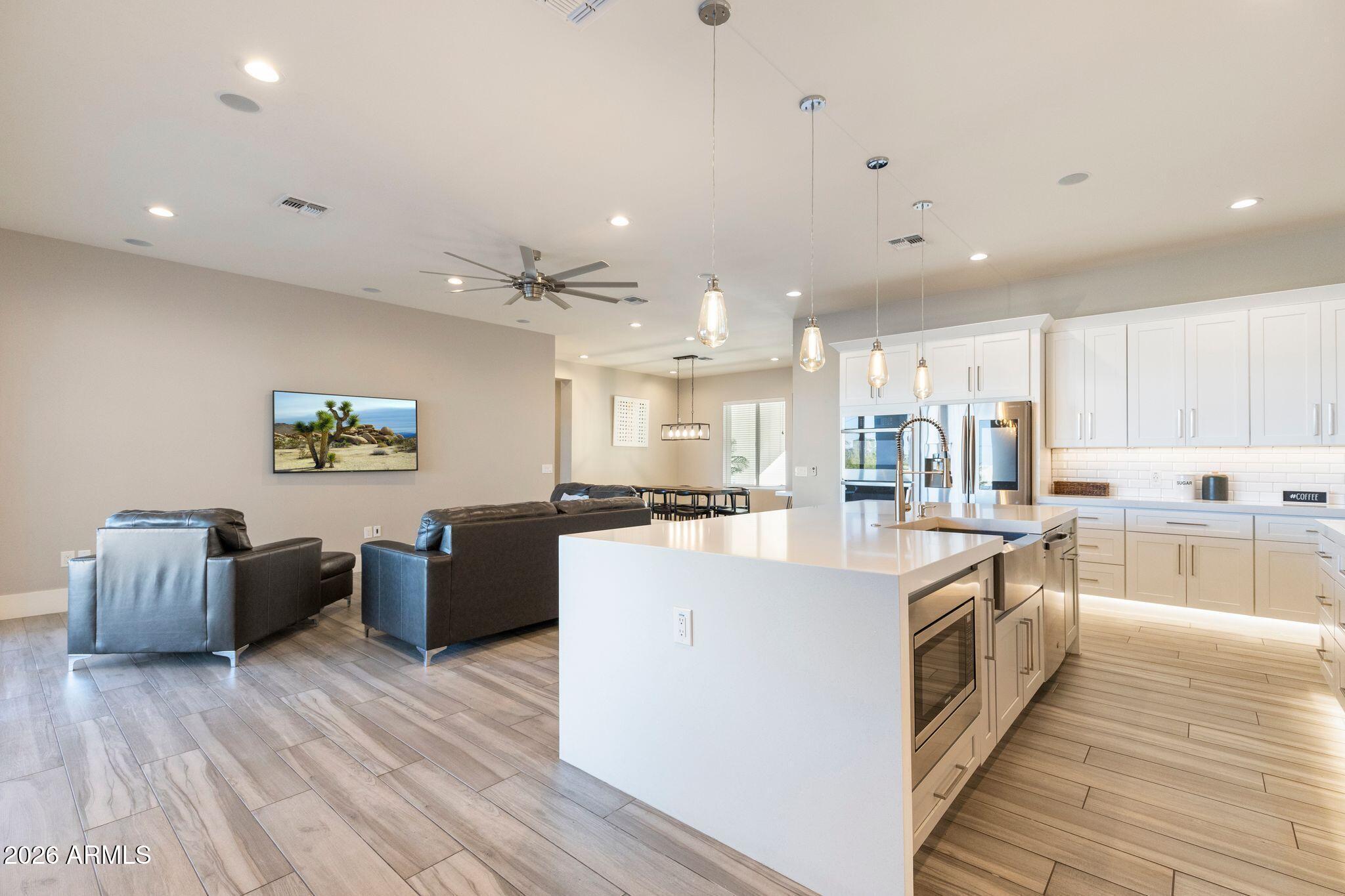 2252 E SOUTH MOUNTAIN Avenue