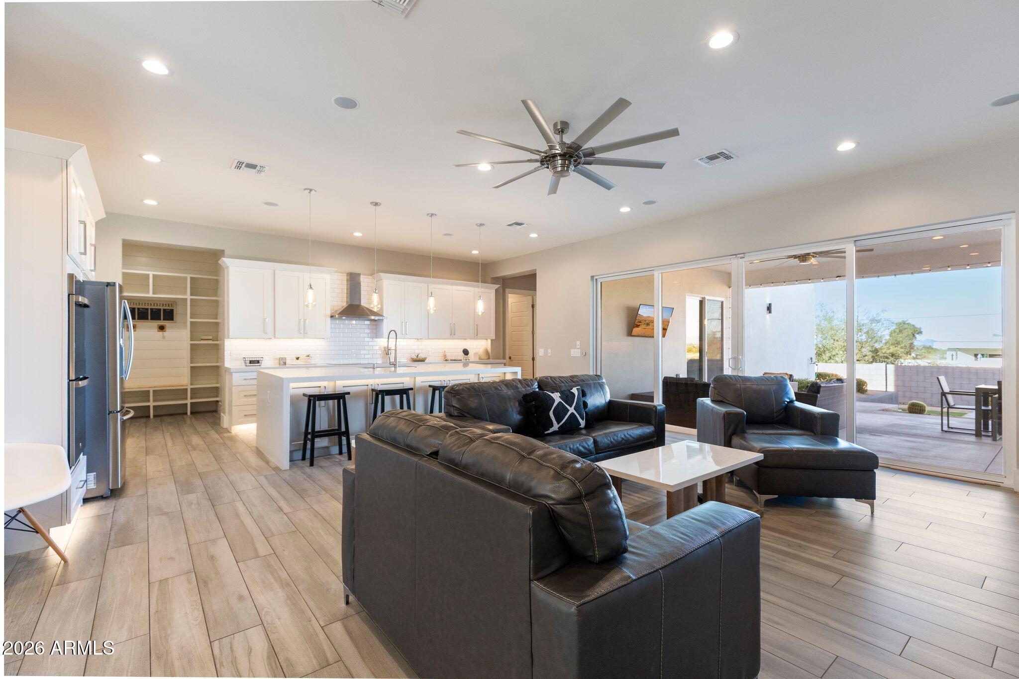 2252 E SOUTH MOUNTAIN Avenue