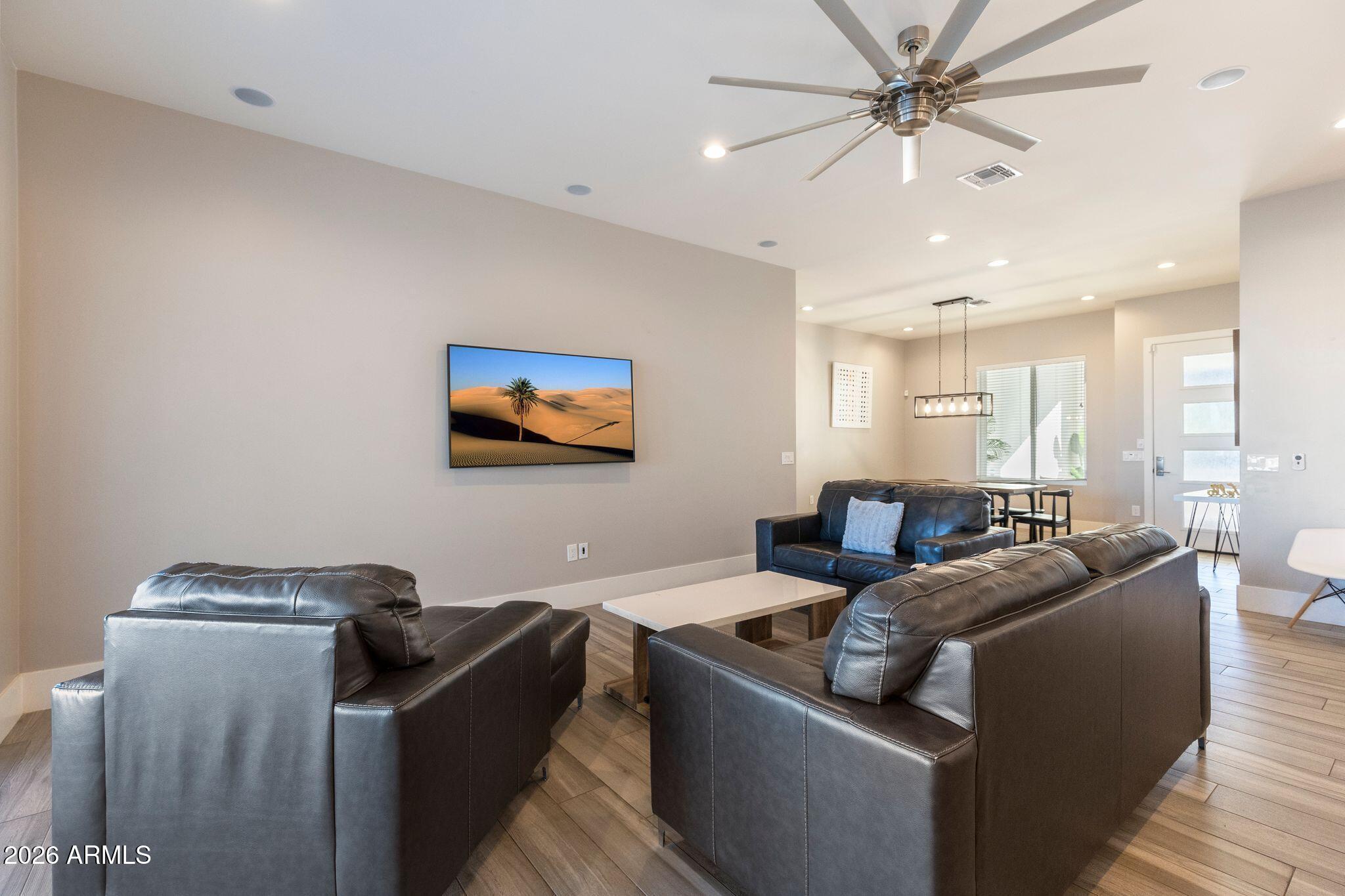 2252 E SOUTH MOUNTAIN Avenue