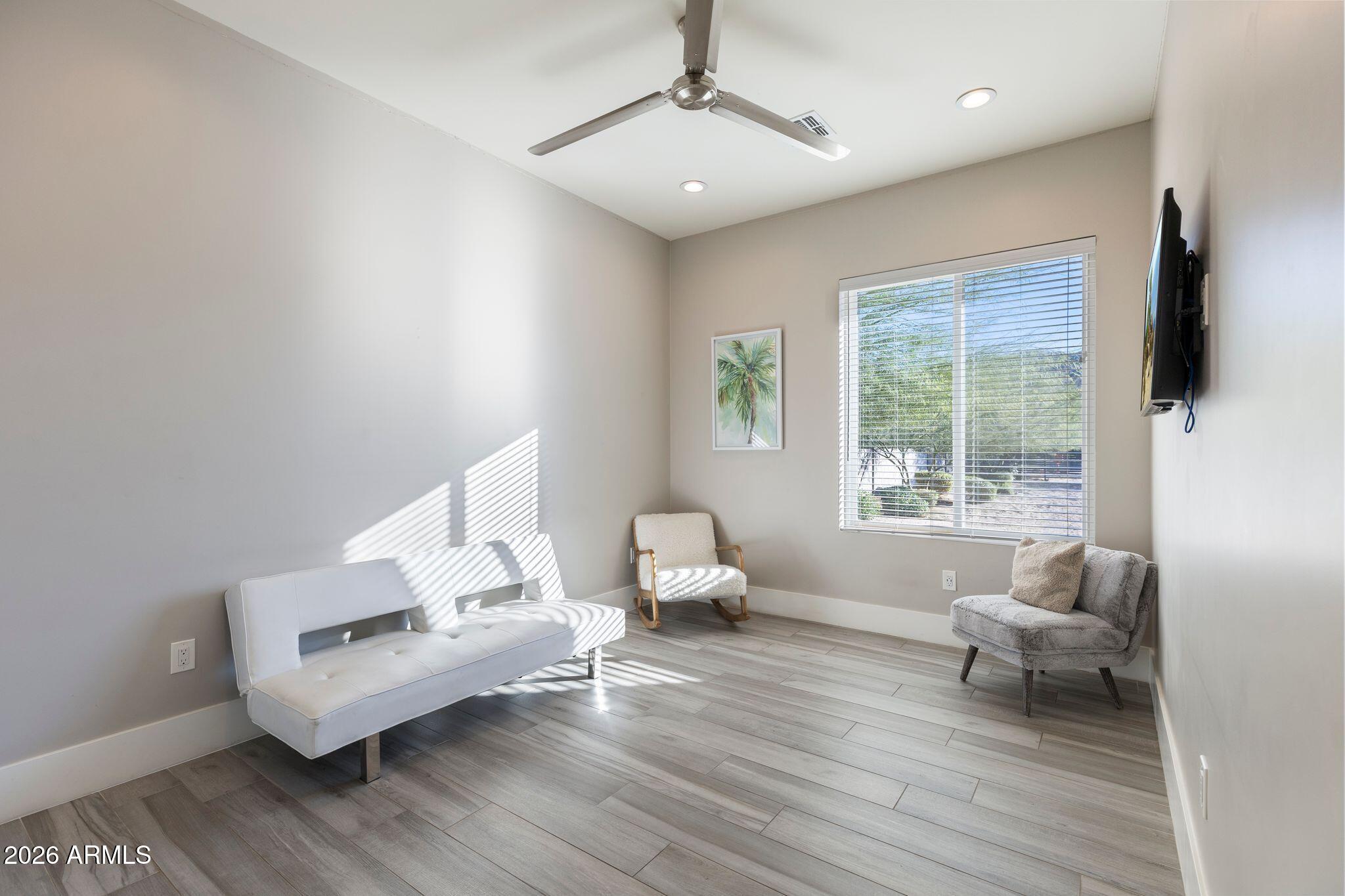 2252 E SOUTH MOUNTAIN Avenue