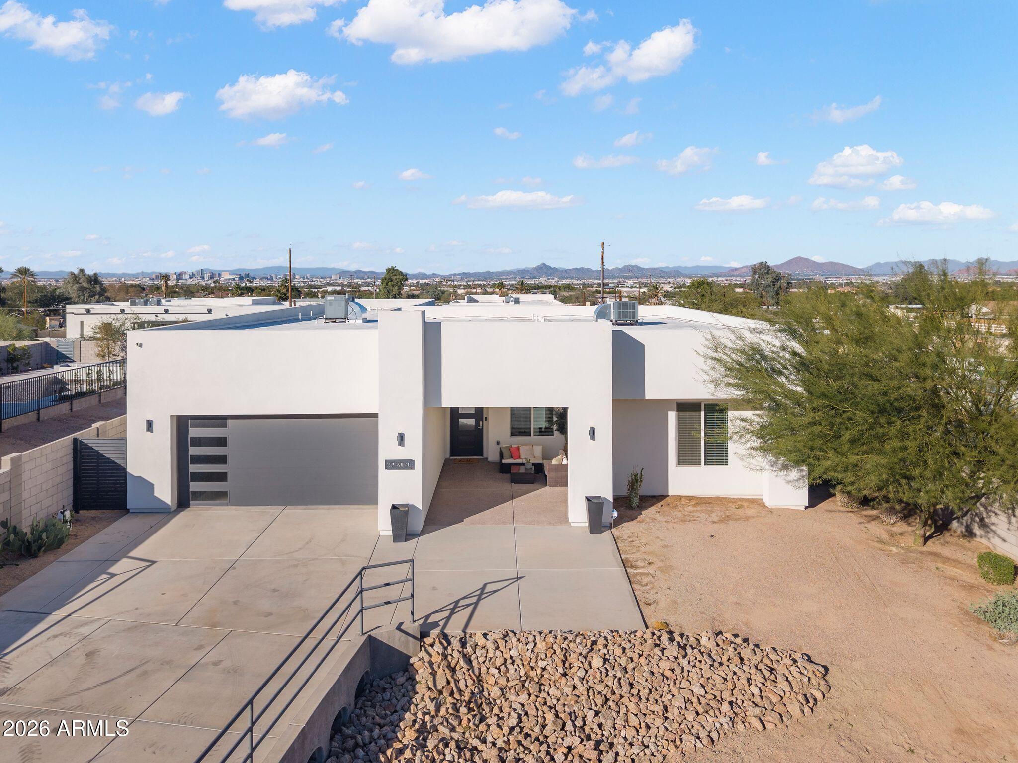 2252 E SOUTH MOUNTAIN Avenue