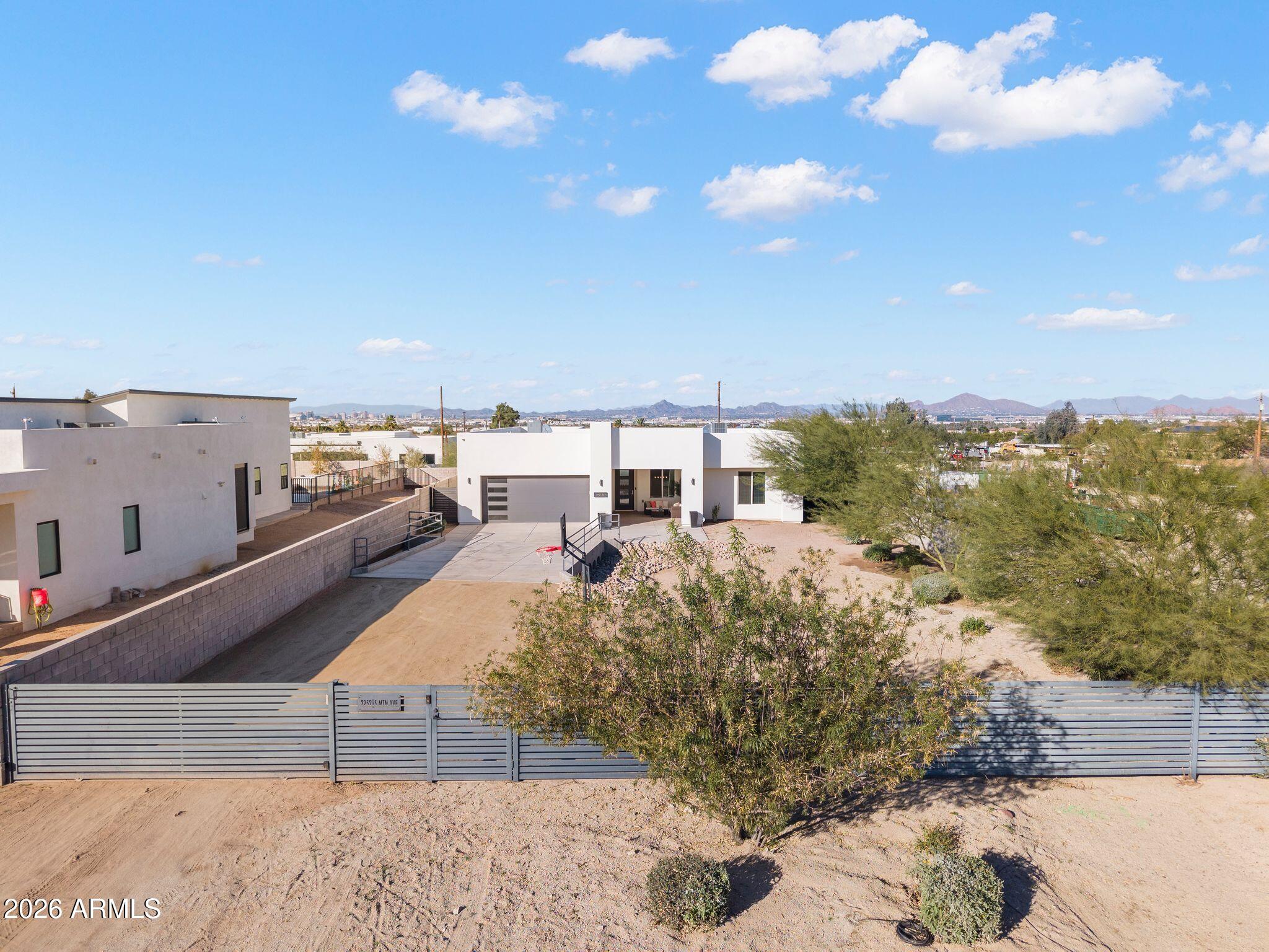 2252 E SOUTH MOUNTAIN Avenue