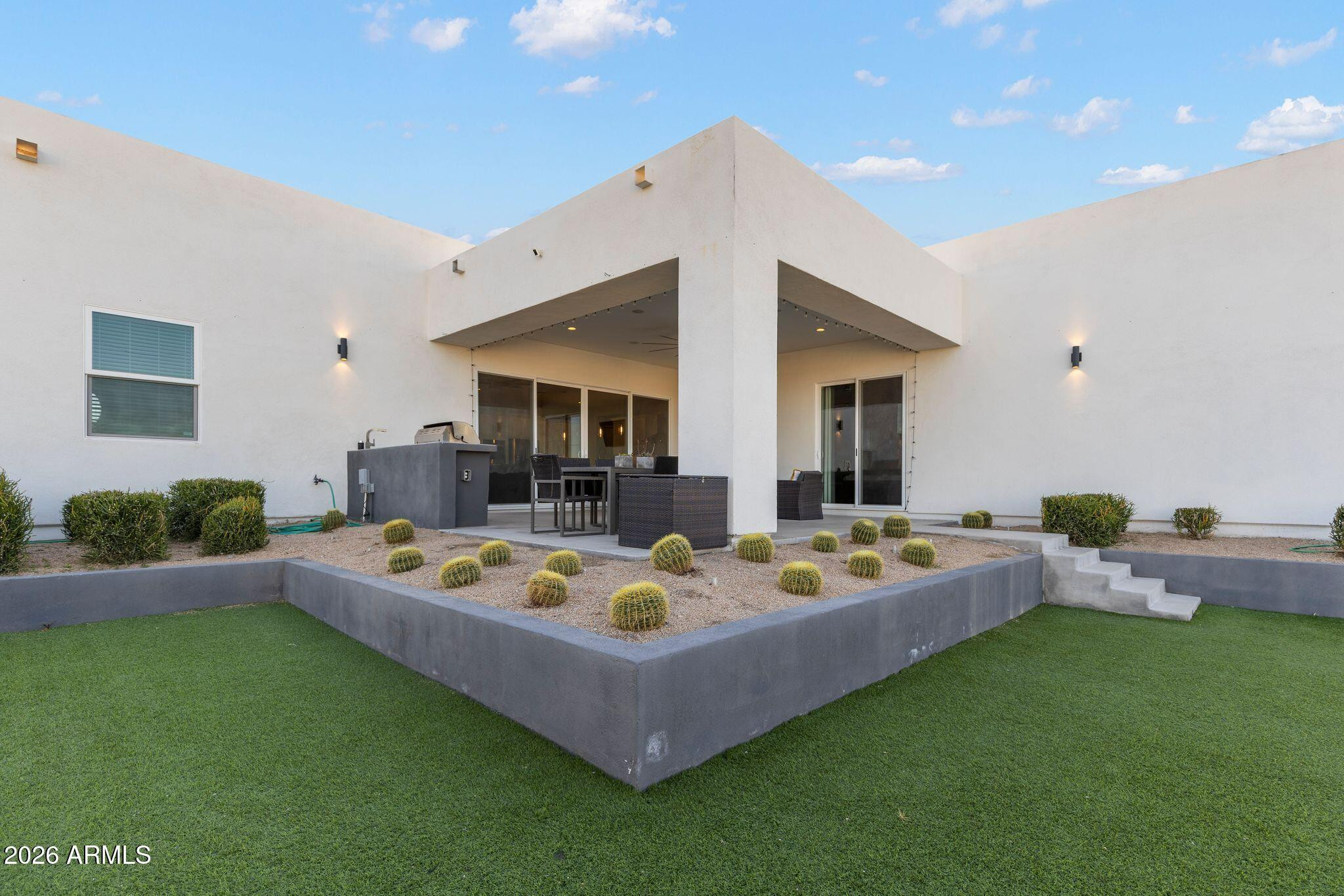 2252 E SOUTH MOUNTAIN Avenue