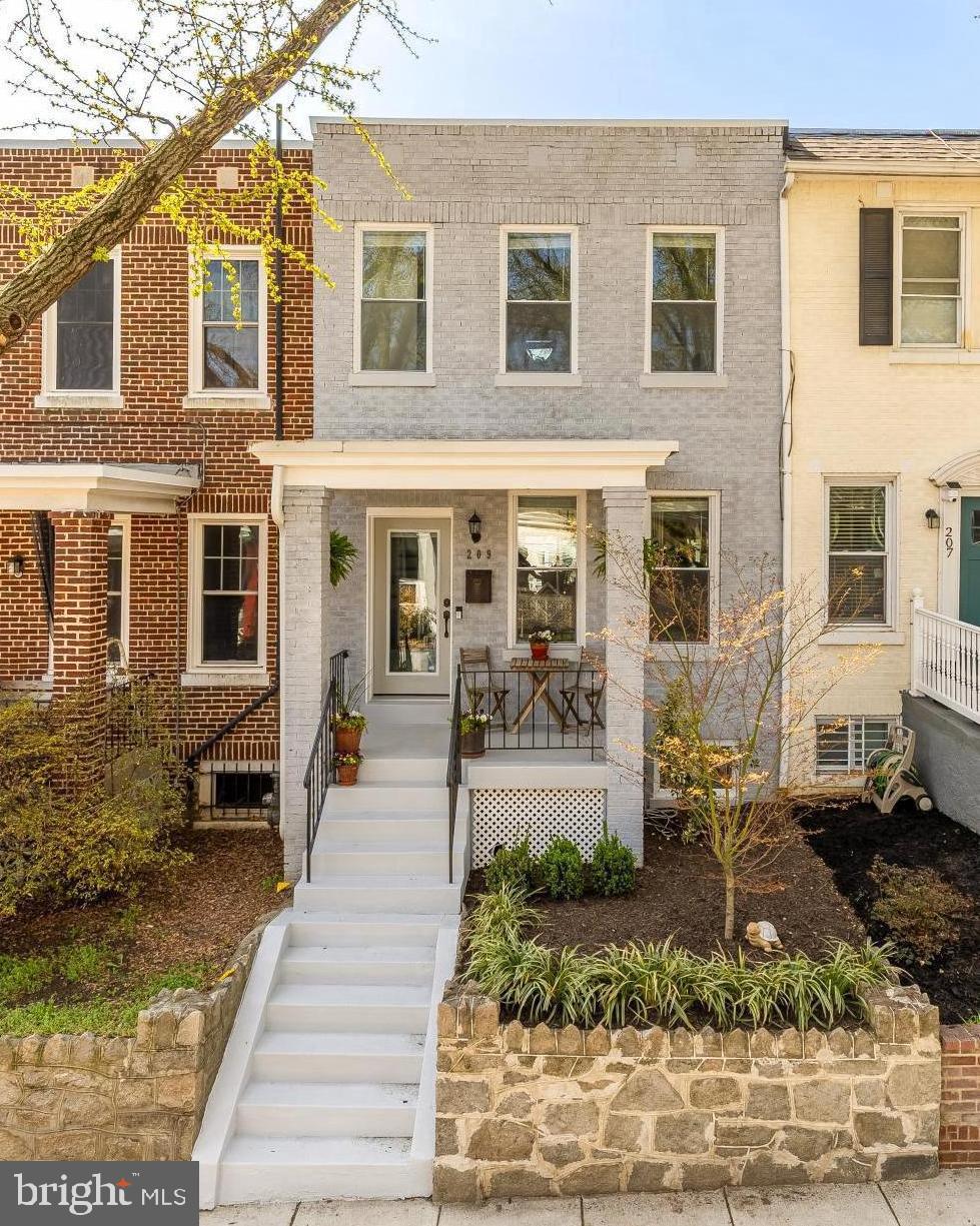 209 CROMWELL TERRACE NE