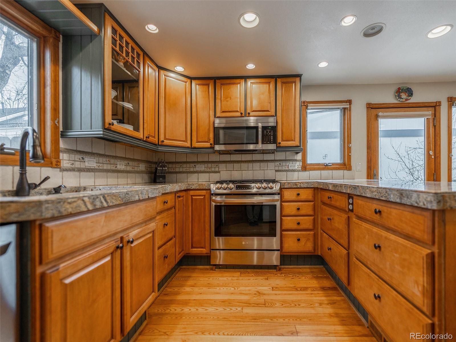 949 W Peakview Circle