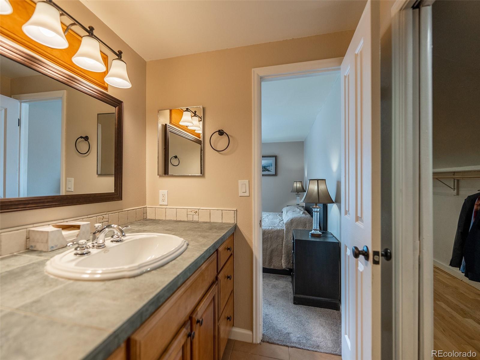 949 W Peakview Circle