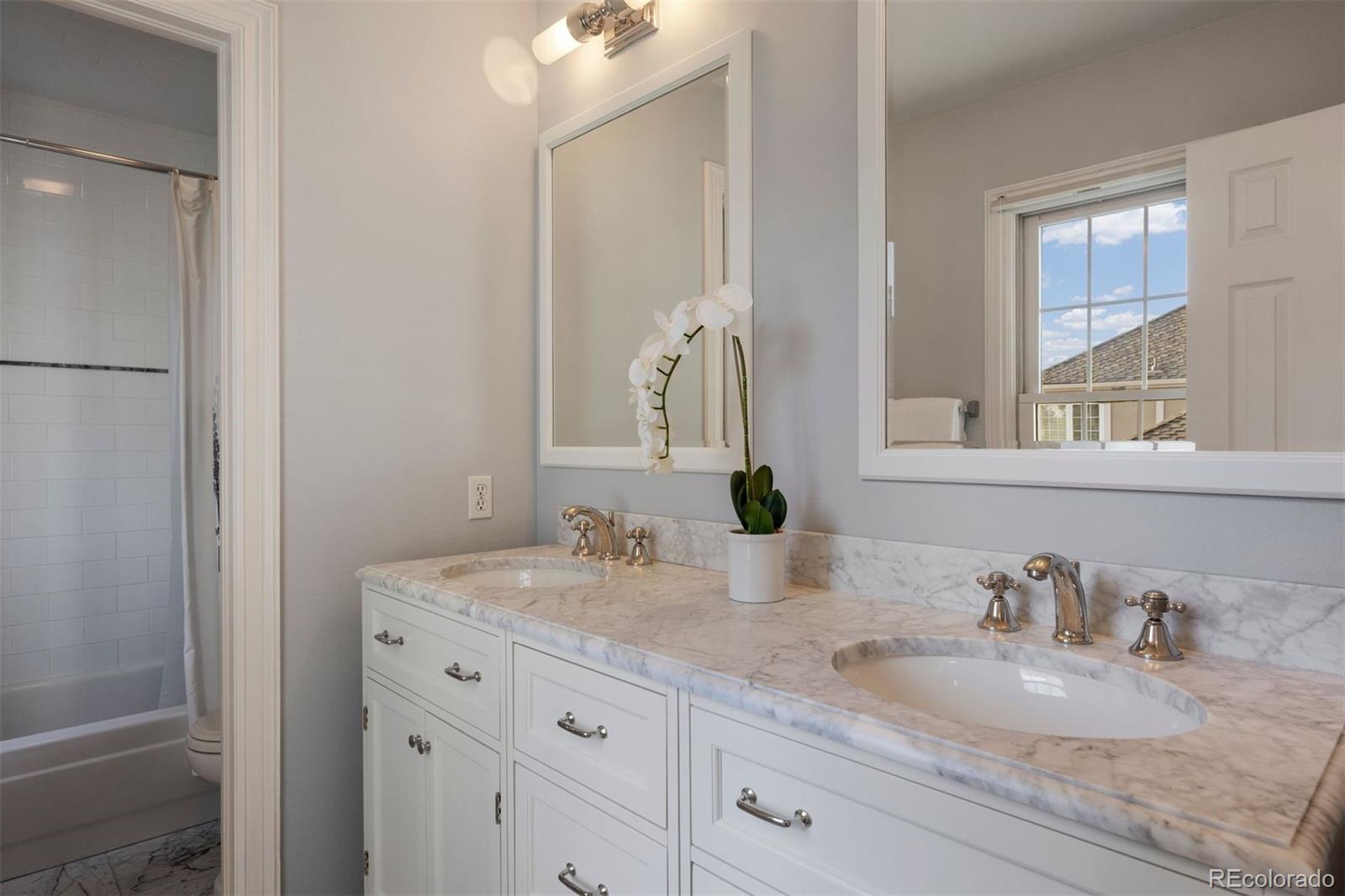 7233 S Niagara Circle