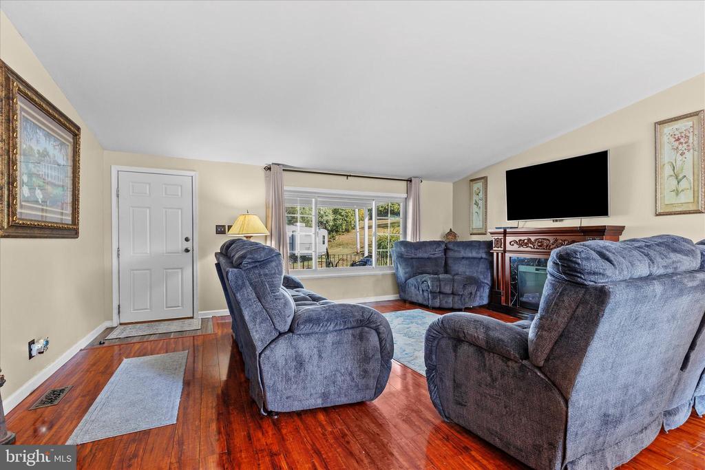 40 SEYMOUR DRIVE
