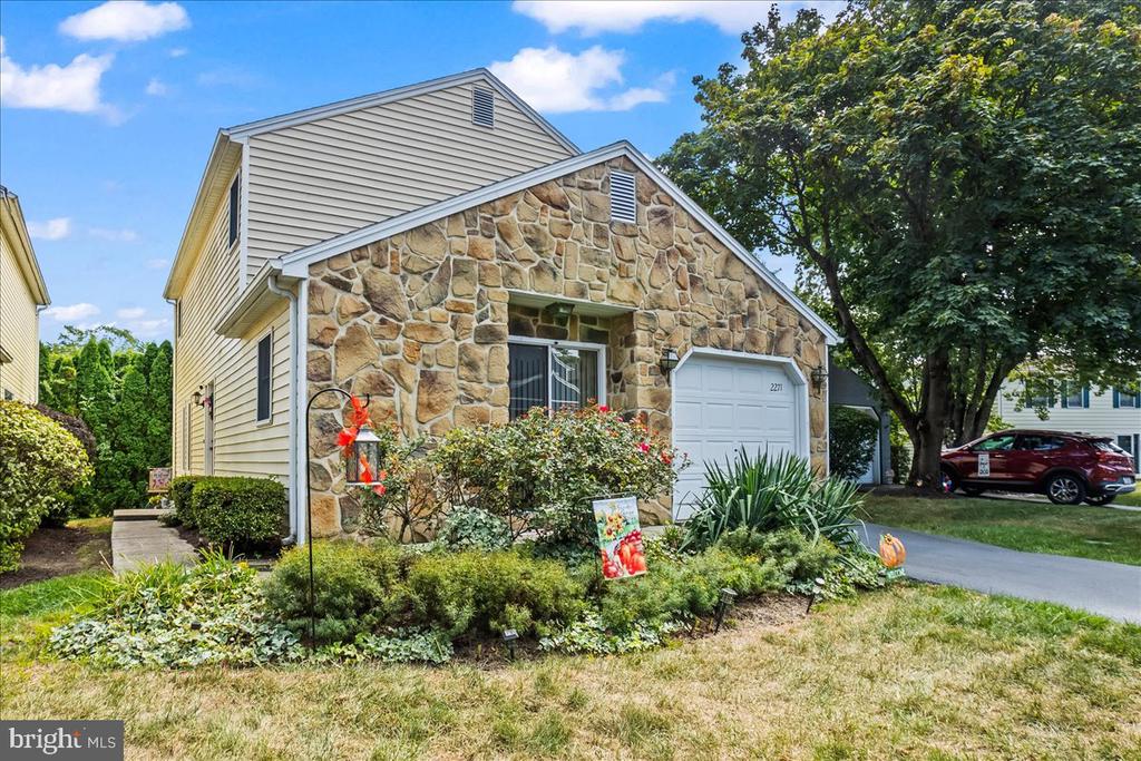 2271 HIGHLAND CIRCLE