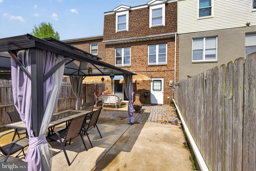 824 WOODLAWN DRIVE