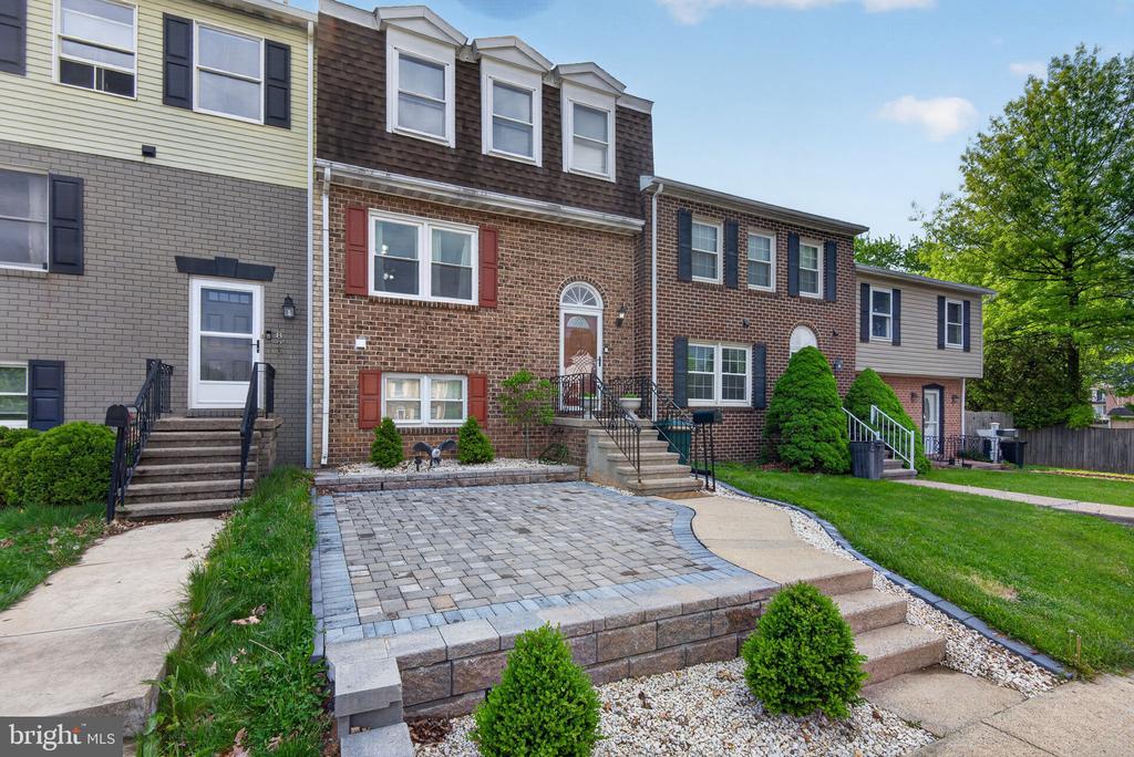824 WOODLAWN DRIVE