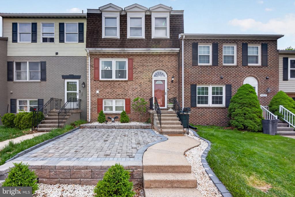 824 WOODLAWN DRIVE
