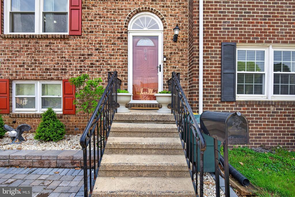 824 WOODLAWN DRIVE