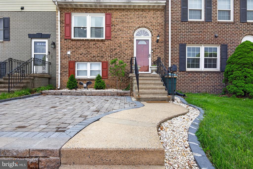 824 WOODLAWN DRIVE