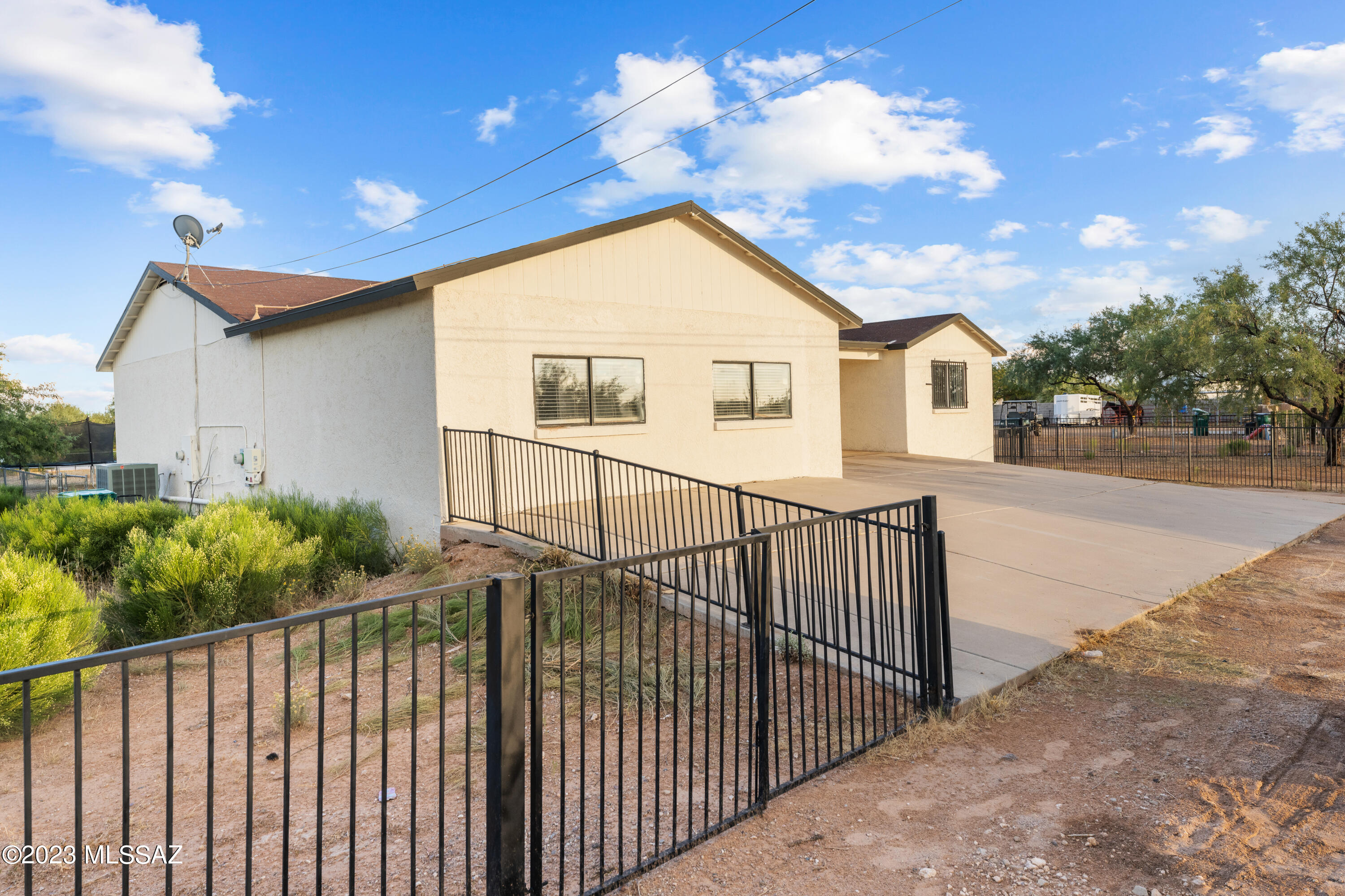 6241 W Santa Paula Street