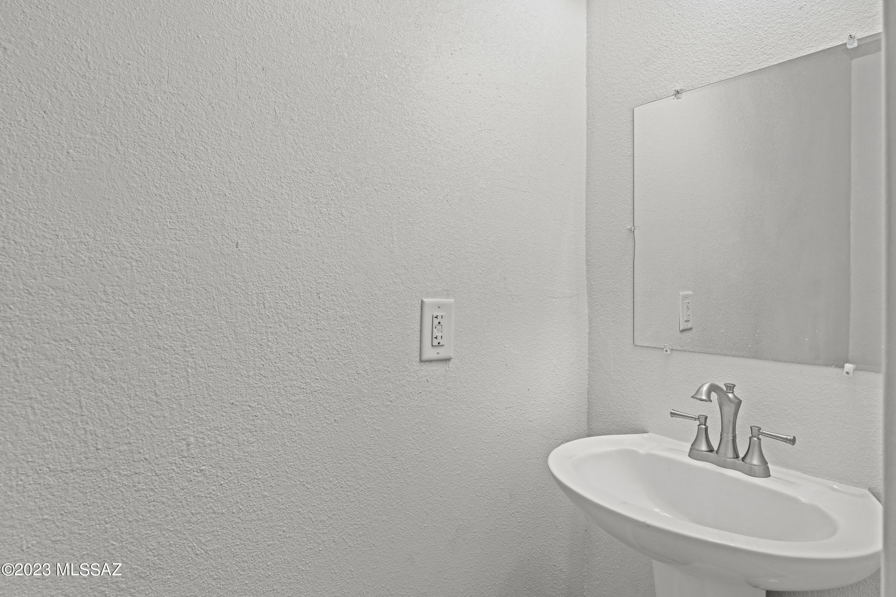 6241 W Santa Paula Street