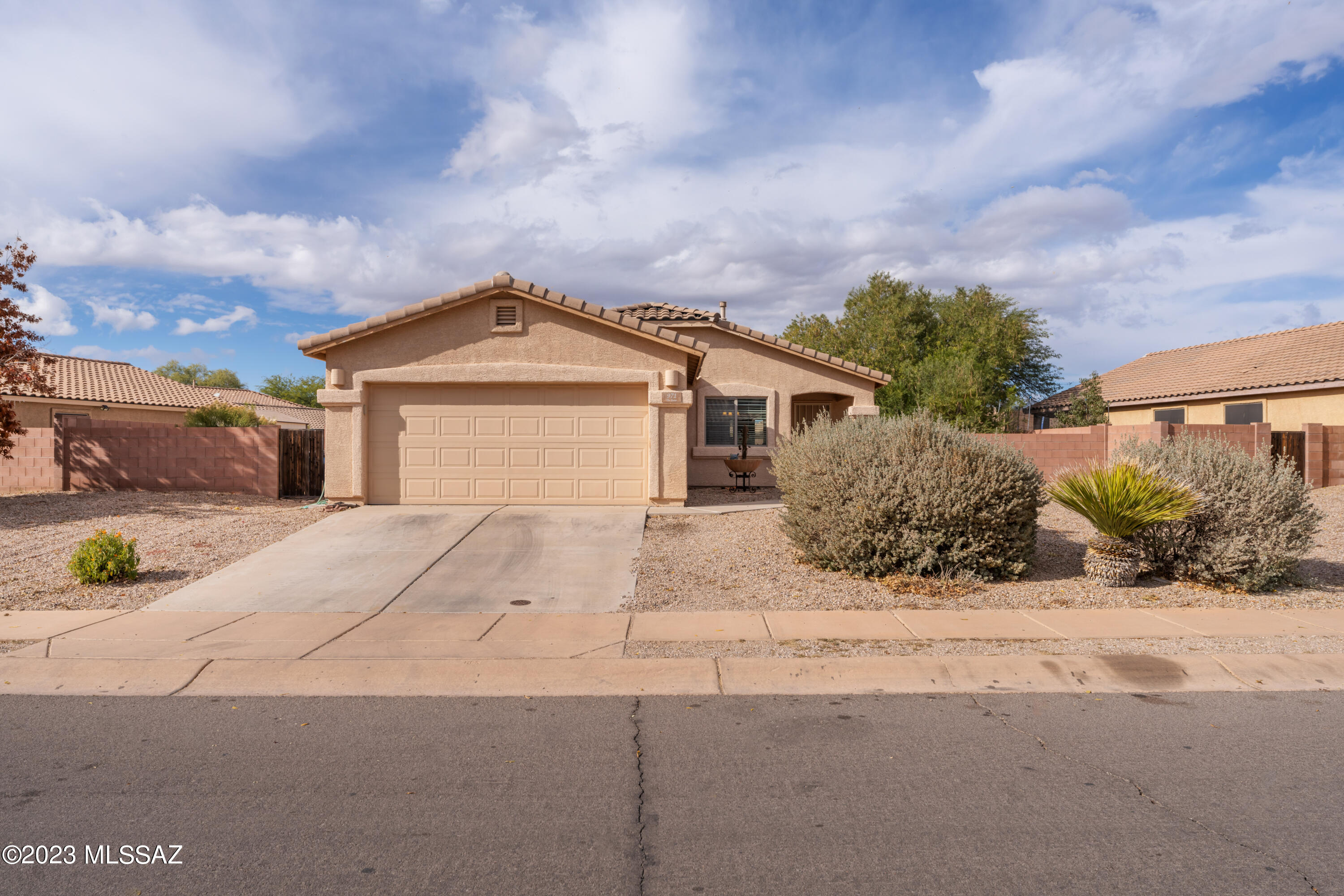 971 E Stronghold Canyon Lane