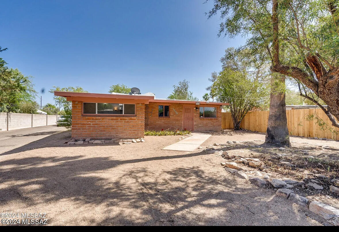 3550 E Blacklidge Drive