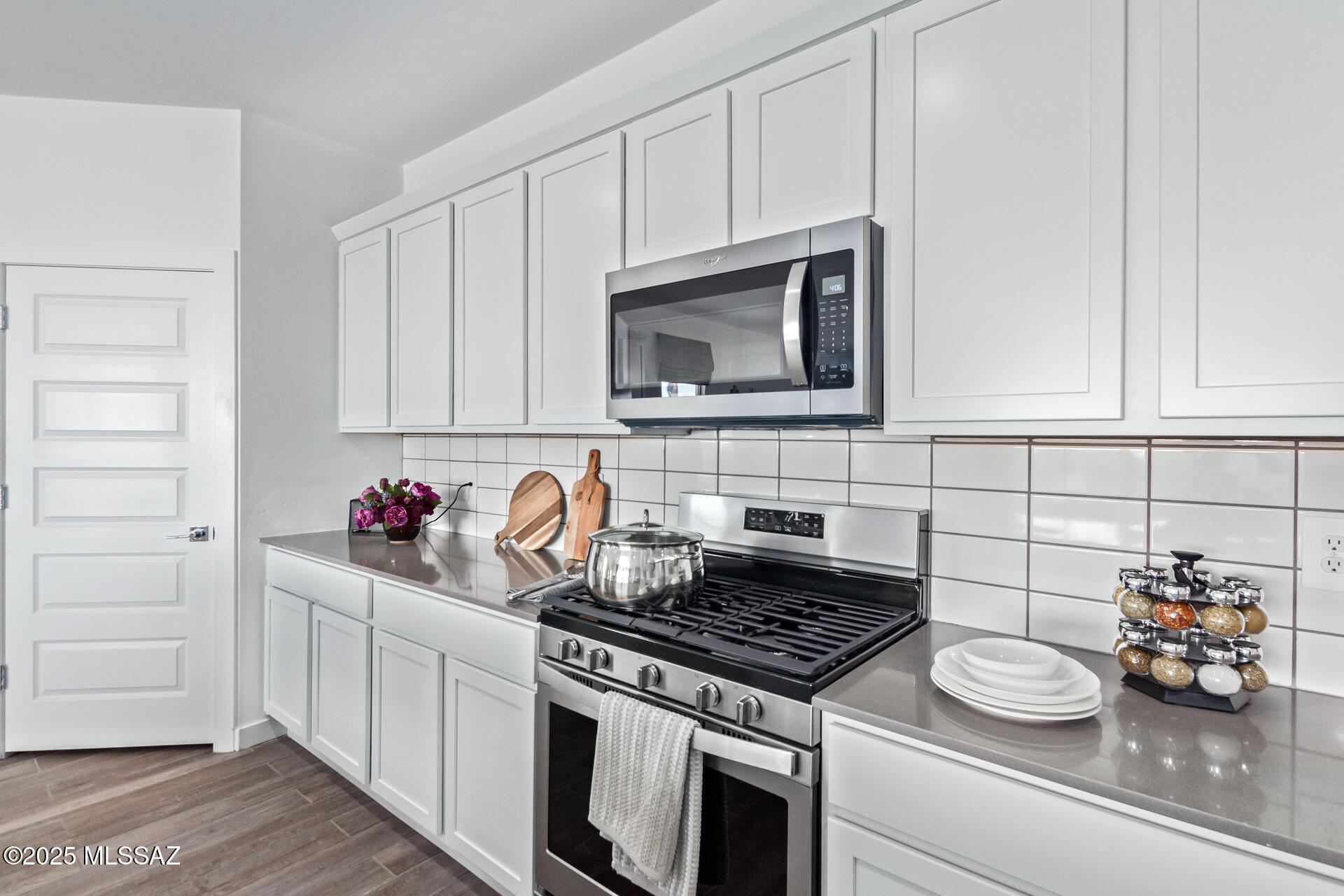 943 S Grantham Avenue