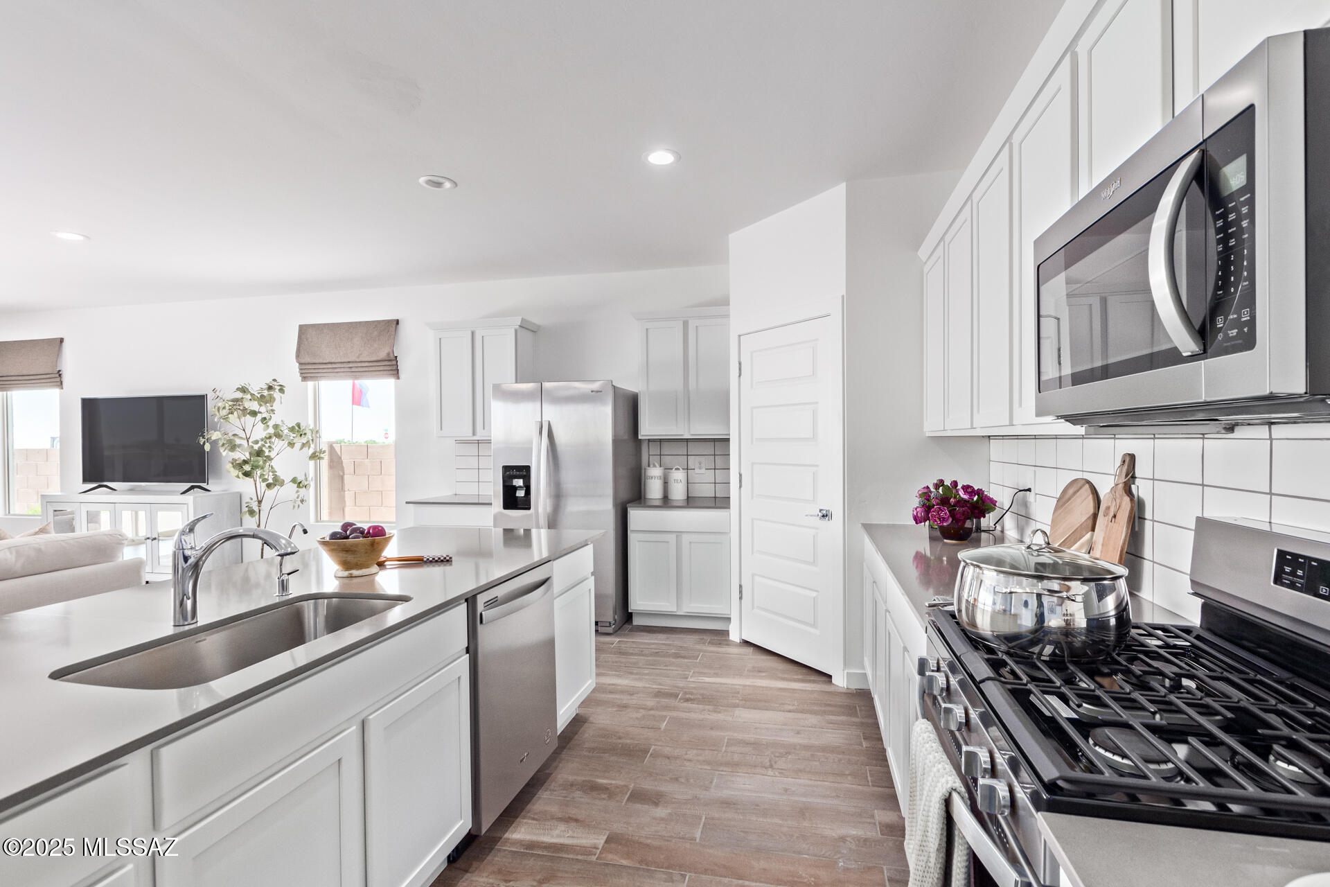 943 S Grantham Avenue