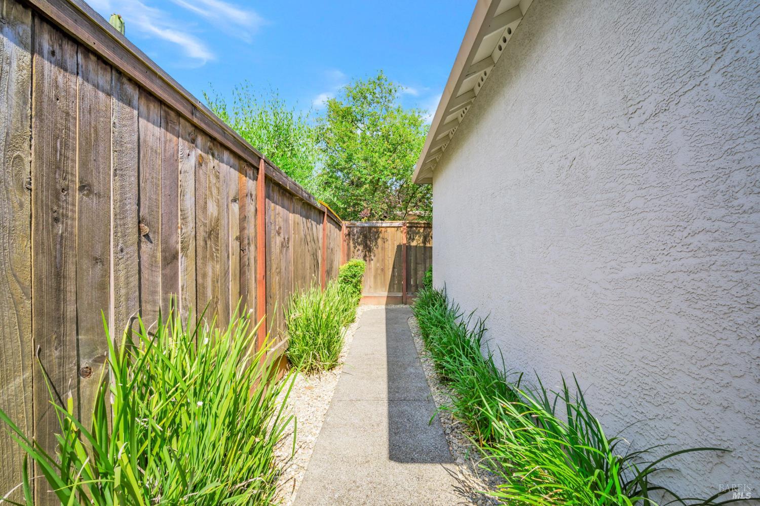 651 Decanter Cir