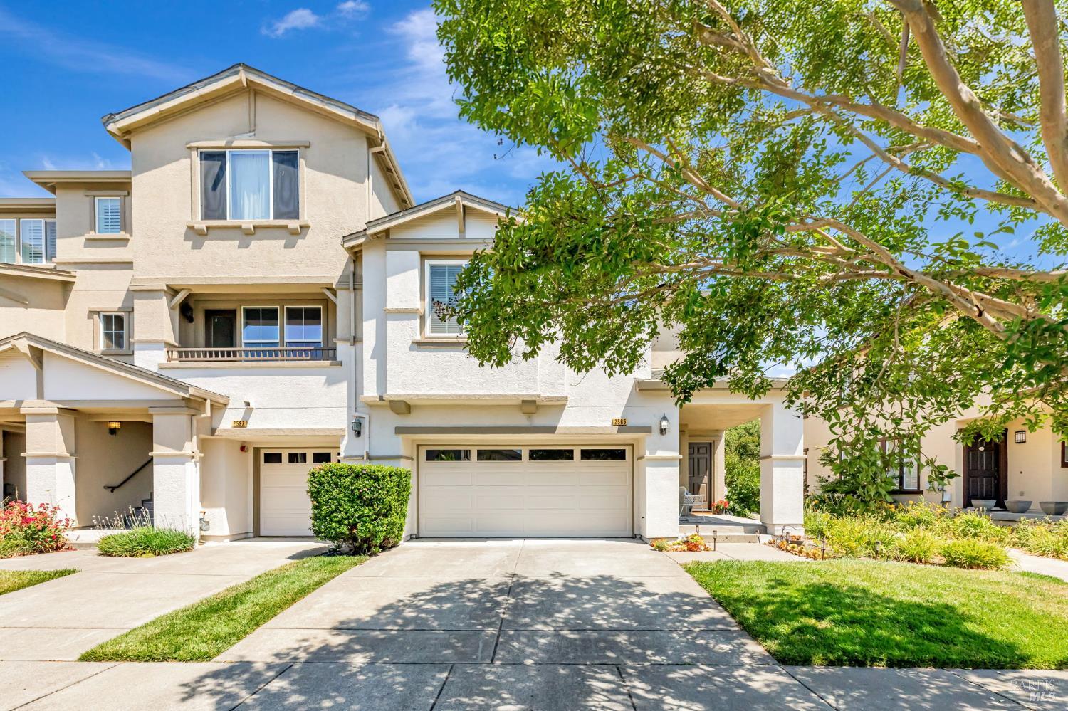 2585 Edgewater Dr