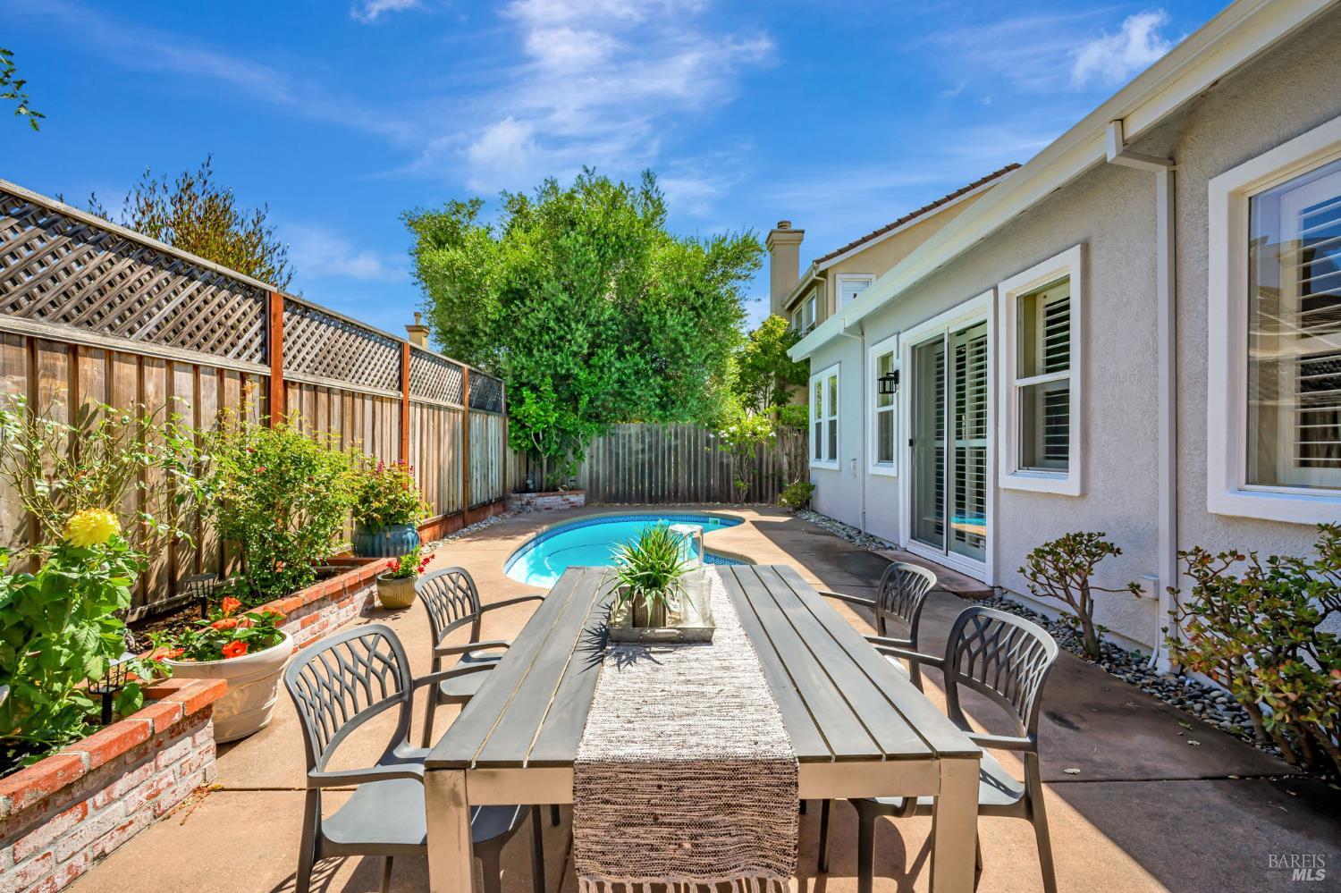 1279 Eagle Dr
