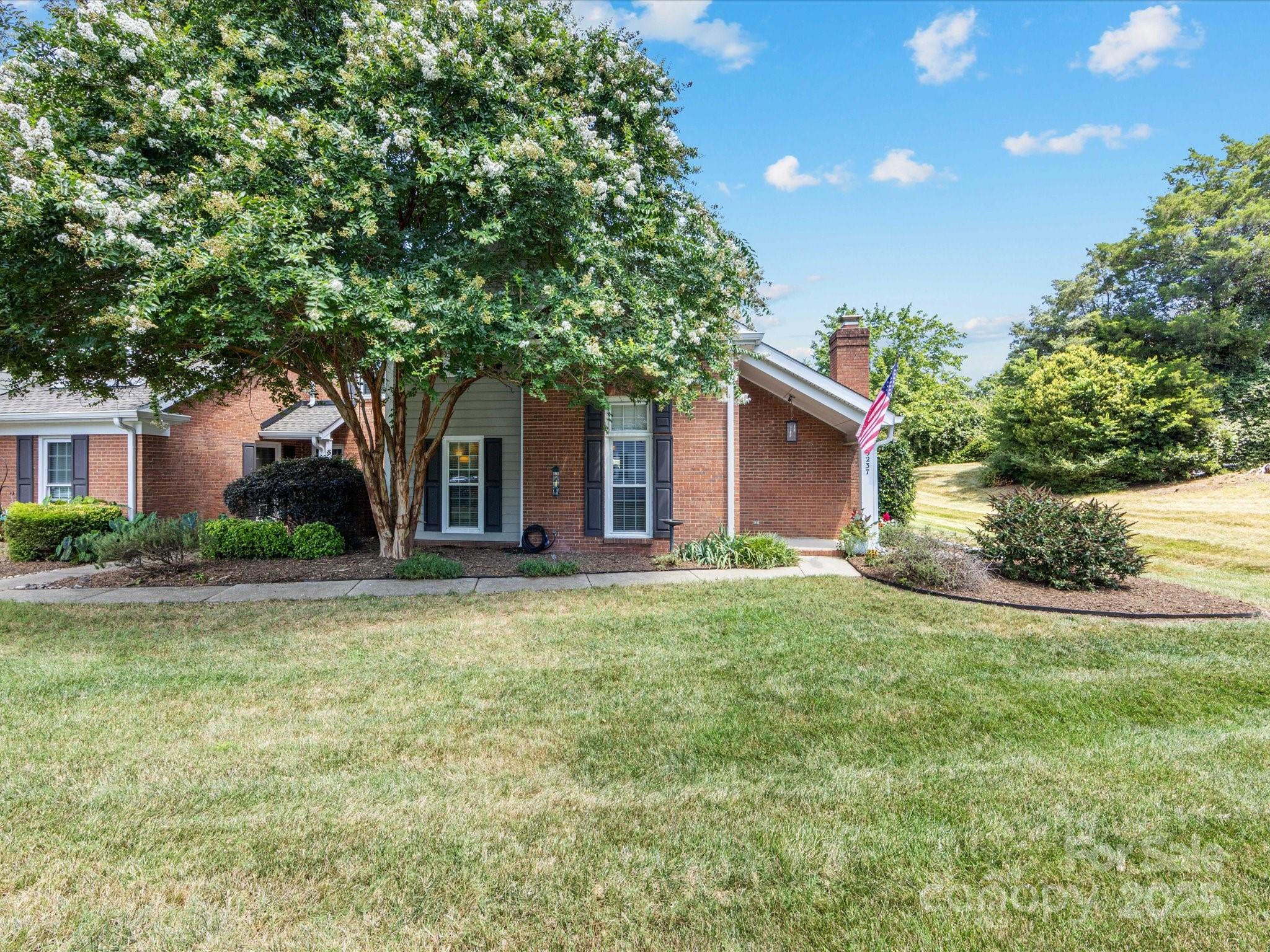 9237 N Vicksburg Park Court
