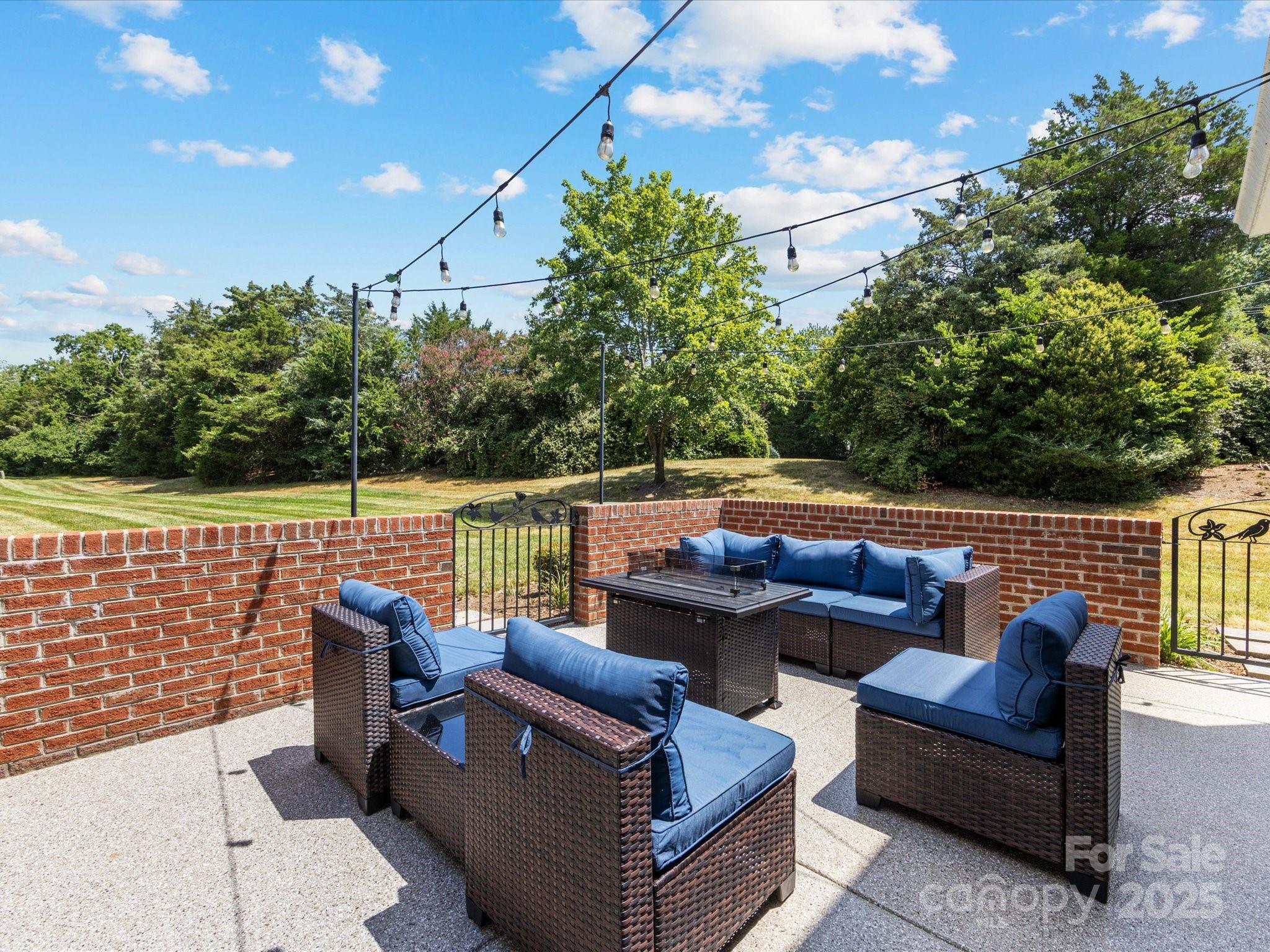 9237 N Vicksburg Park Court