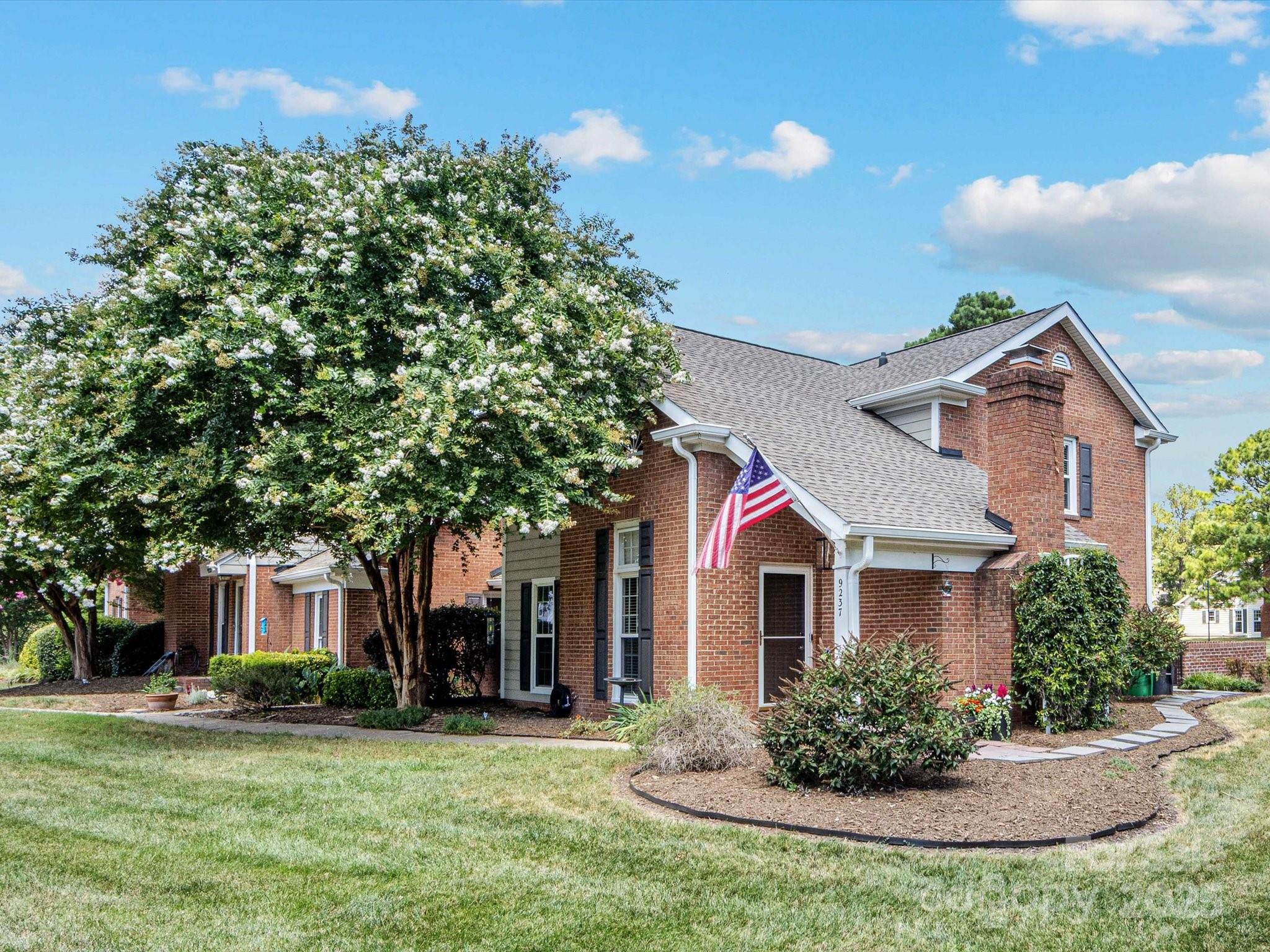 9237 N Vicksburg Park Court