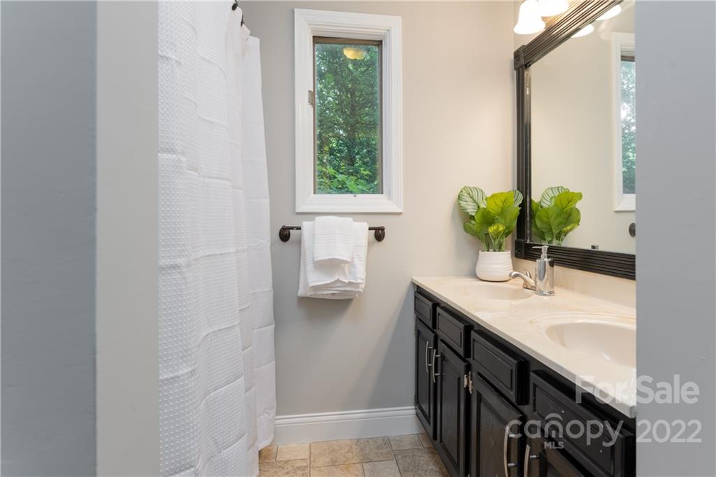 4 Oak Moss Court