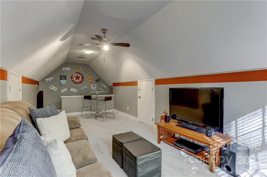 7015 Foxglove Drive