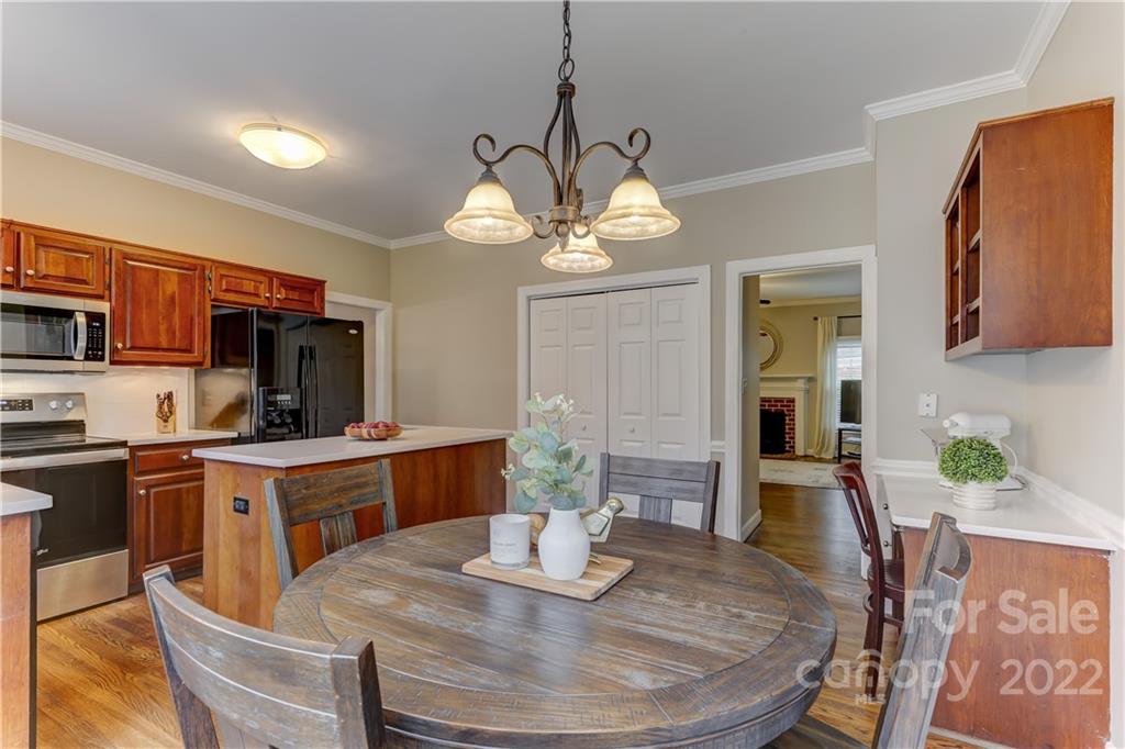 7015 Foxglove Drive
