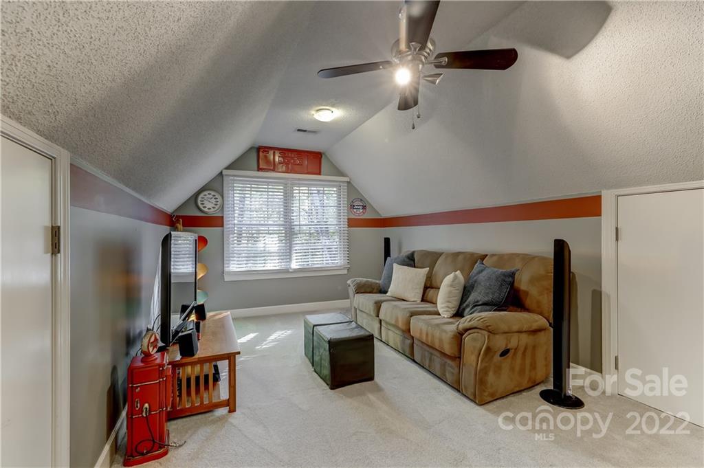 7015 Foxglove Drive