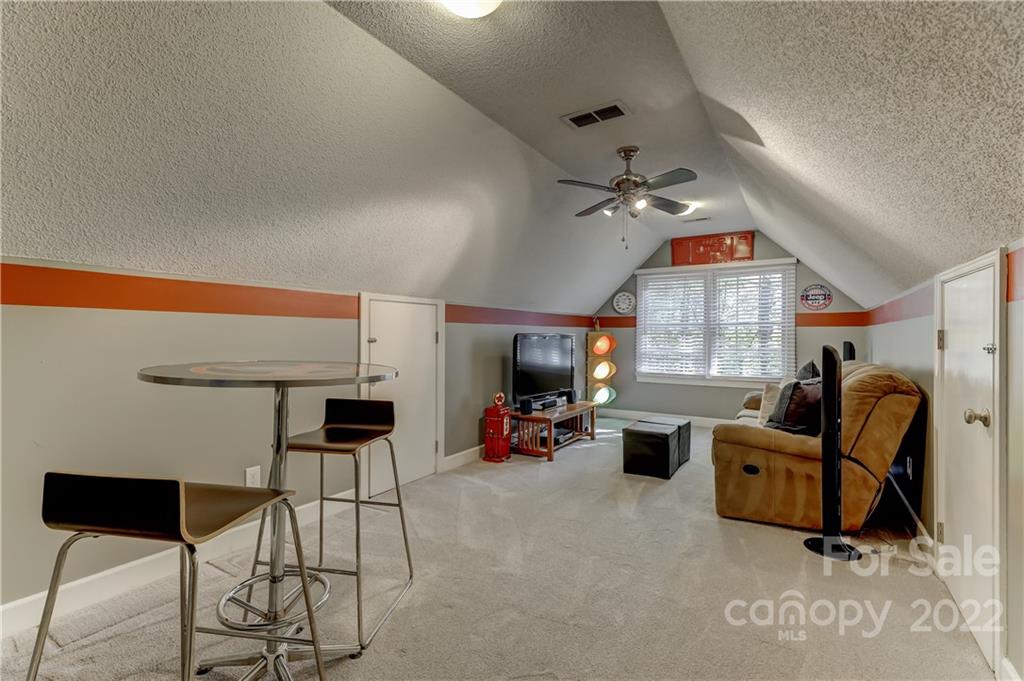 7015 Foxglove Drive