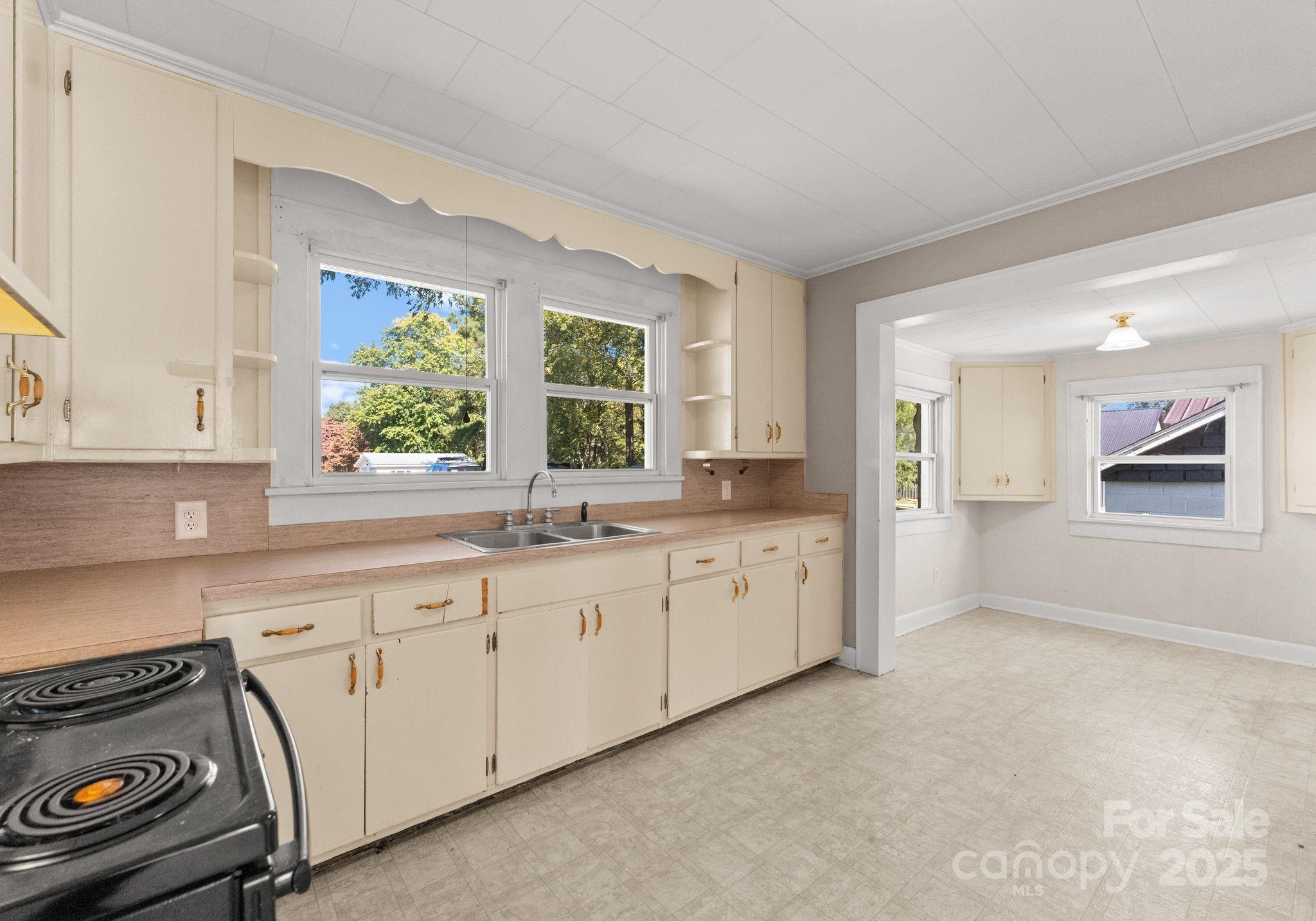 5070, 5090, 5170 Woodleaf Road