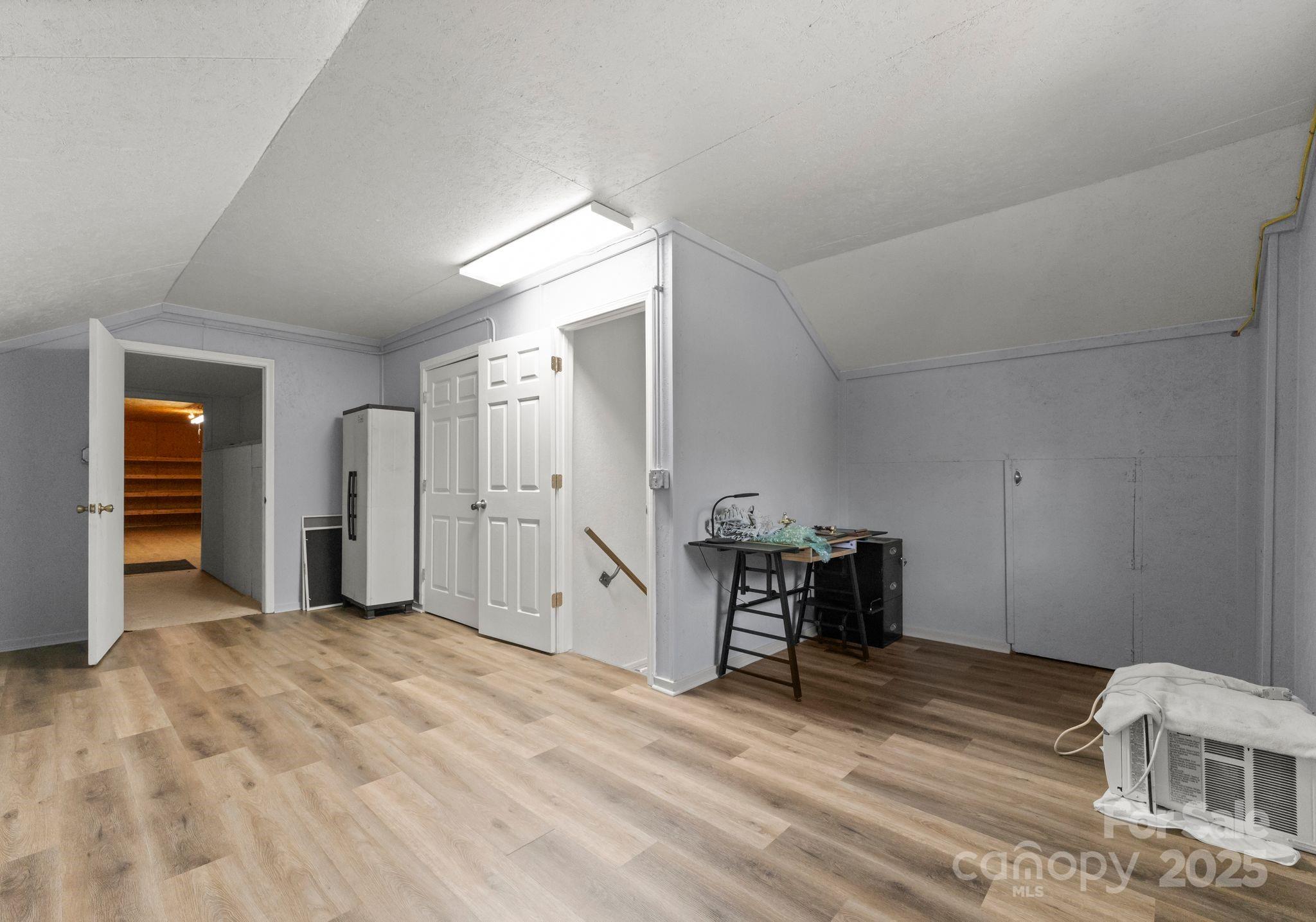 5070, 5090, 5170 Woodleaf Road